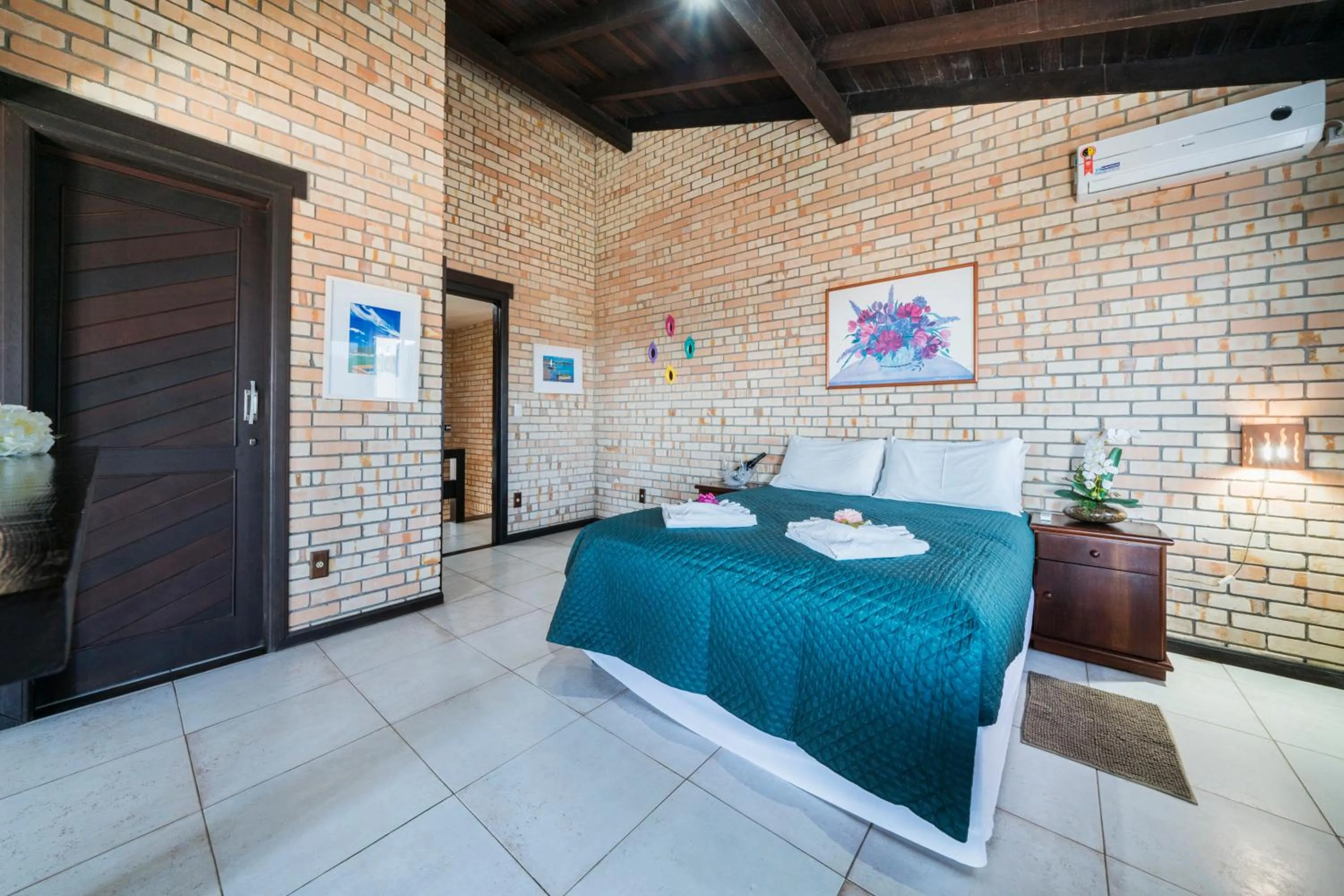 Photo of the whole room, Bed in Pousada Albacora