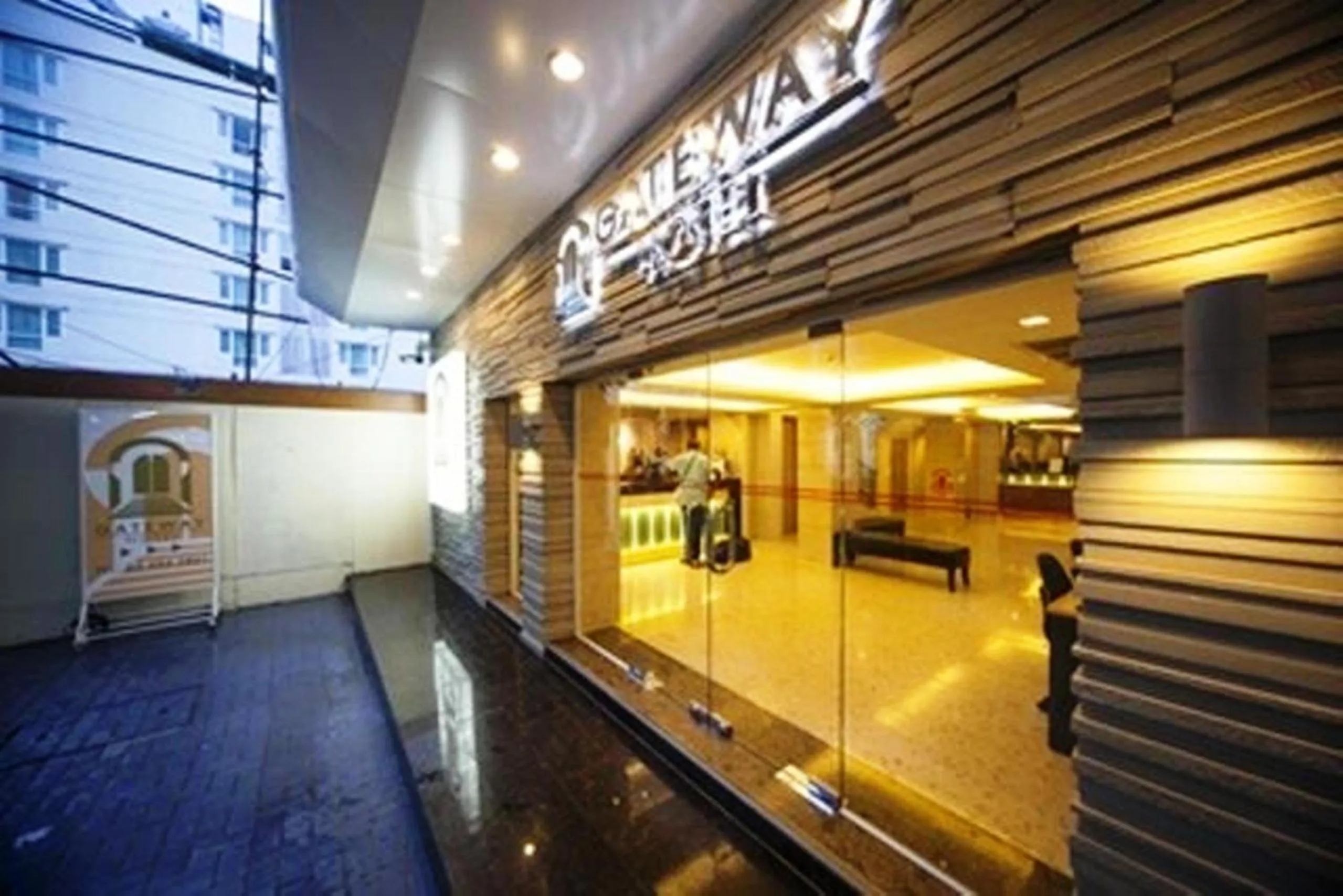 Facade/entrance in Gateway Hotel Pratunam