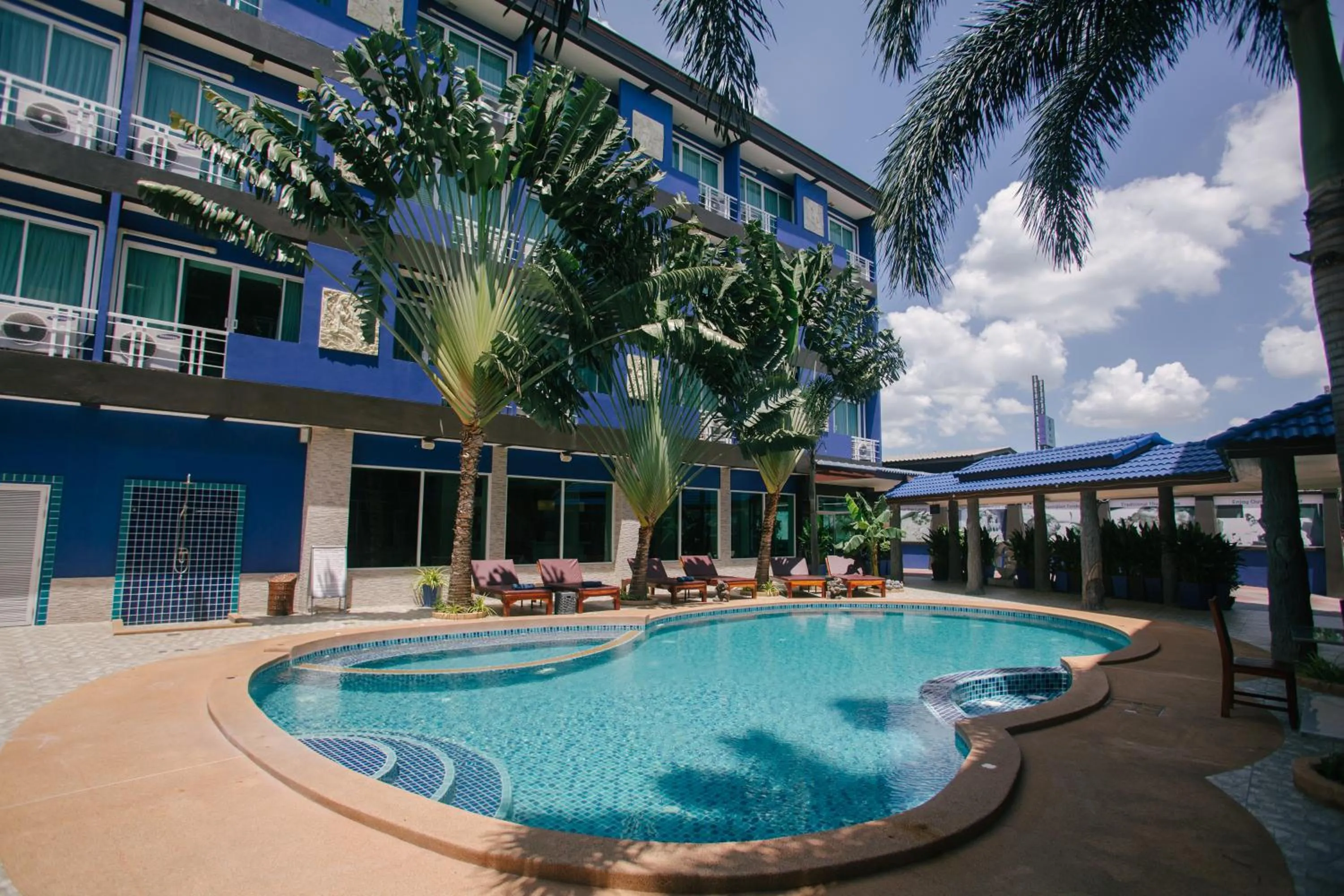 Swimming pool in Best Western Royal Buriram