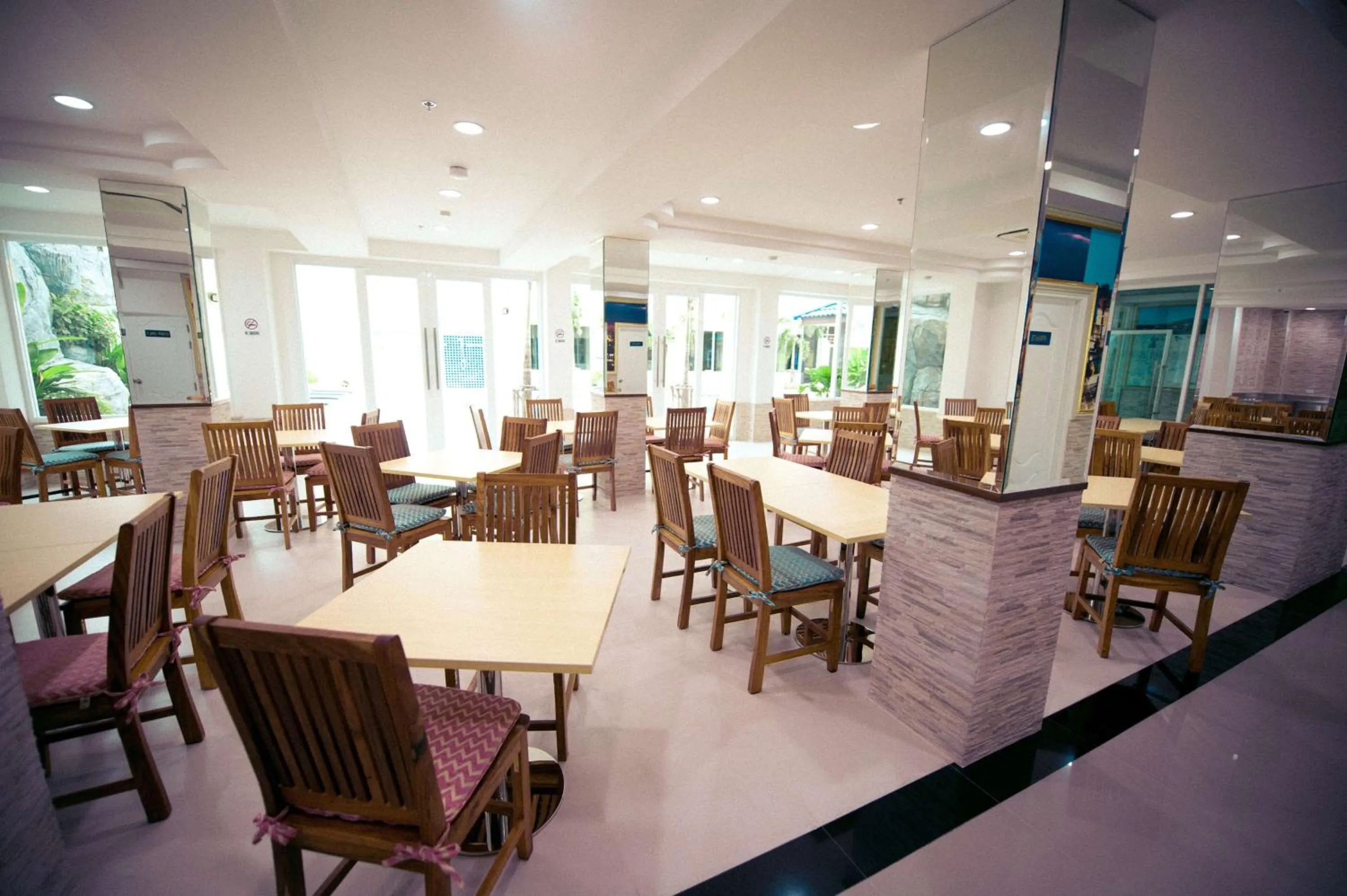 Restaurant/places to eat in Best Western Royal Buriram