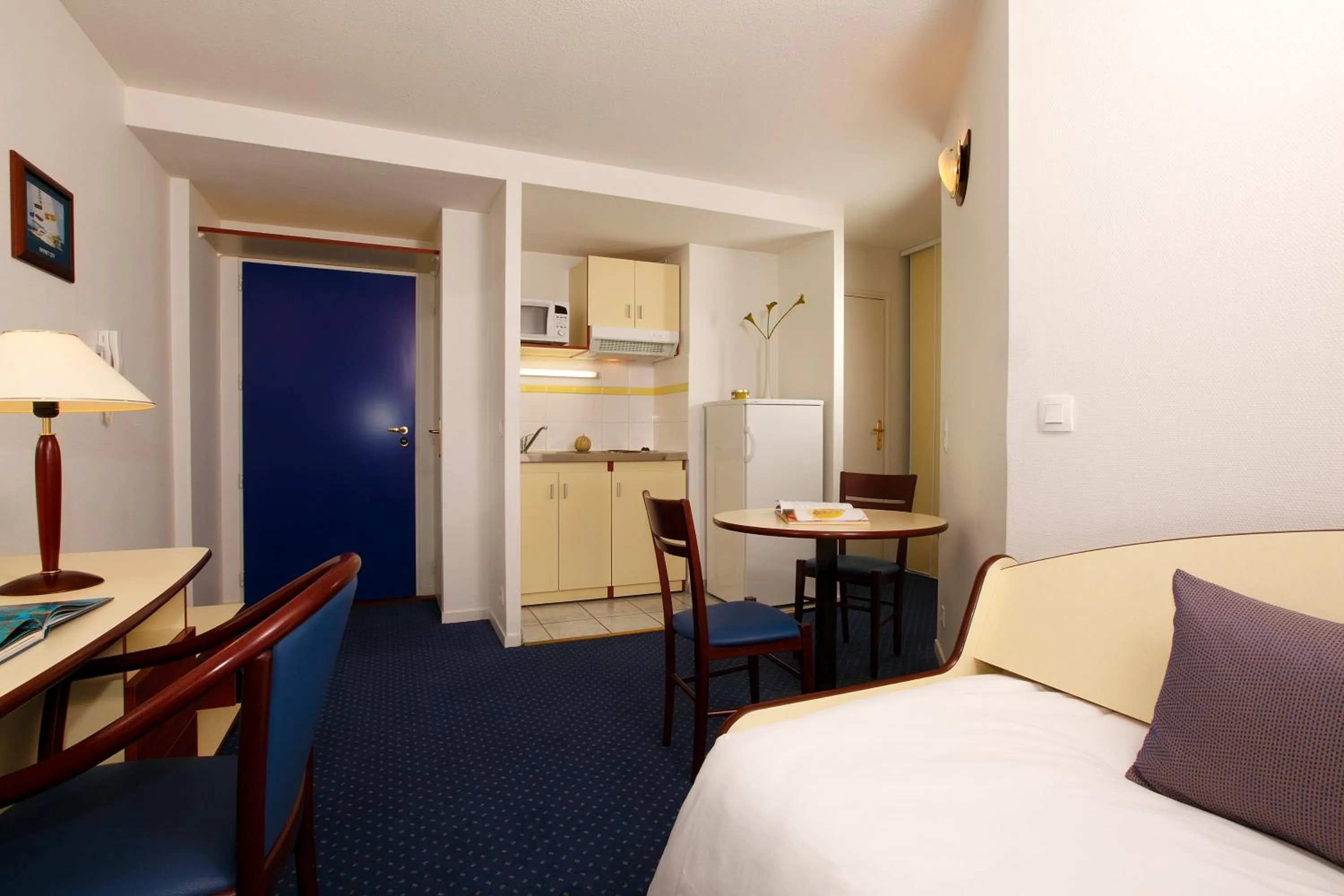 Kitchen or kitchenette, Bed in Appart'City Classic Clermont Ferrand Centre