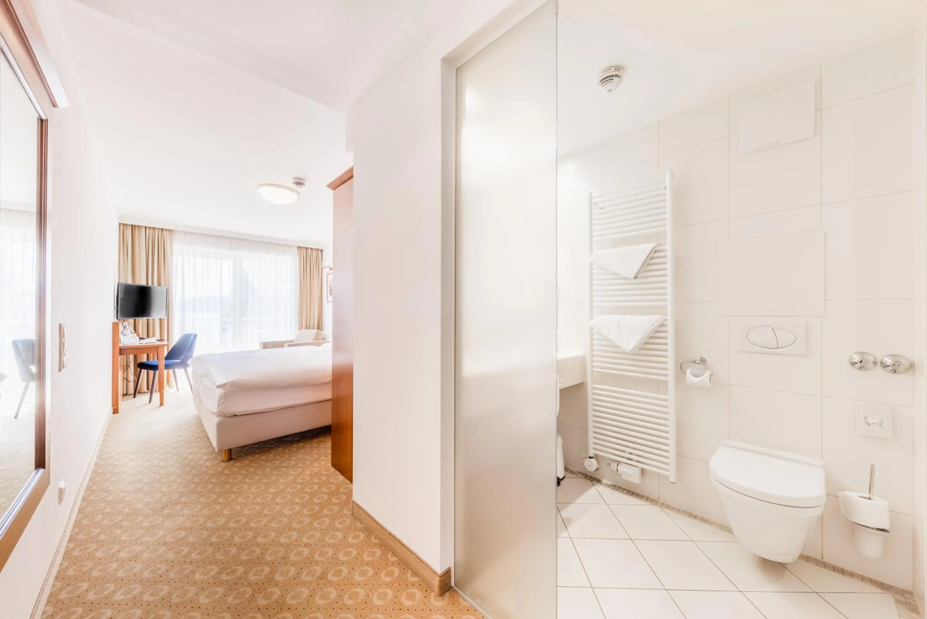 Bathroom, Bed in Seehotel Dr. Jilly