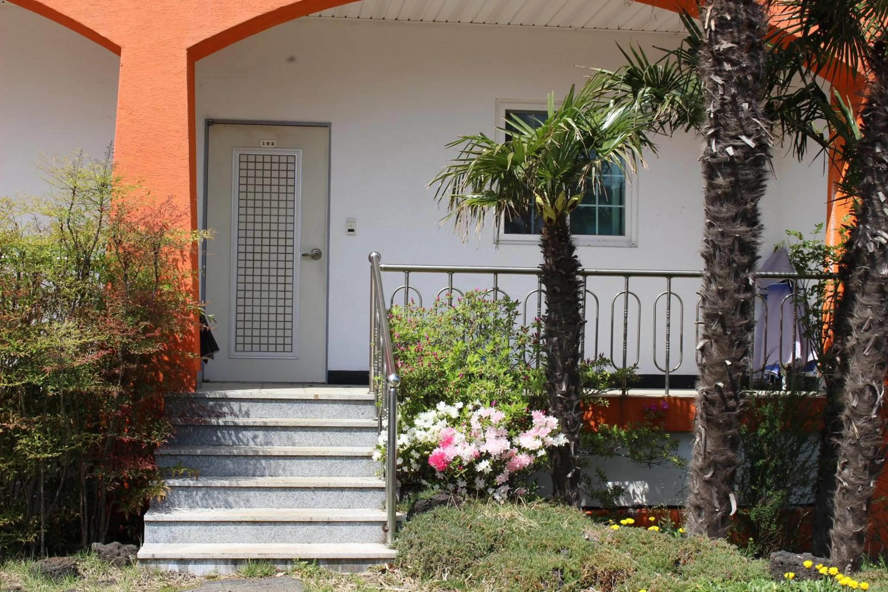 Facade/entrance in Jeju Feel House