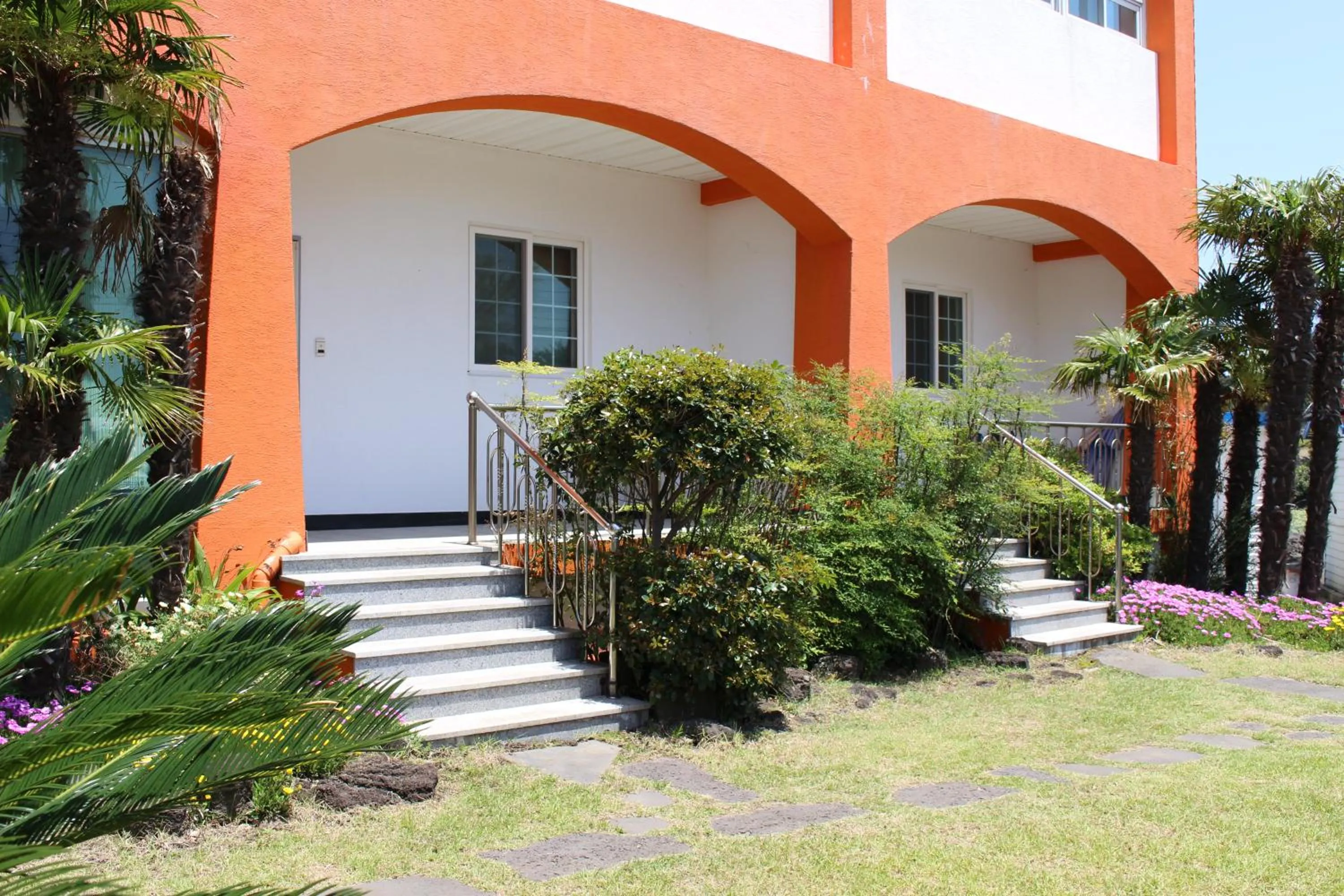 Facade/entrance in Jeju Feel House