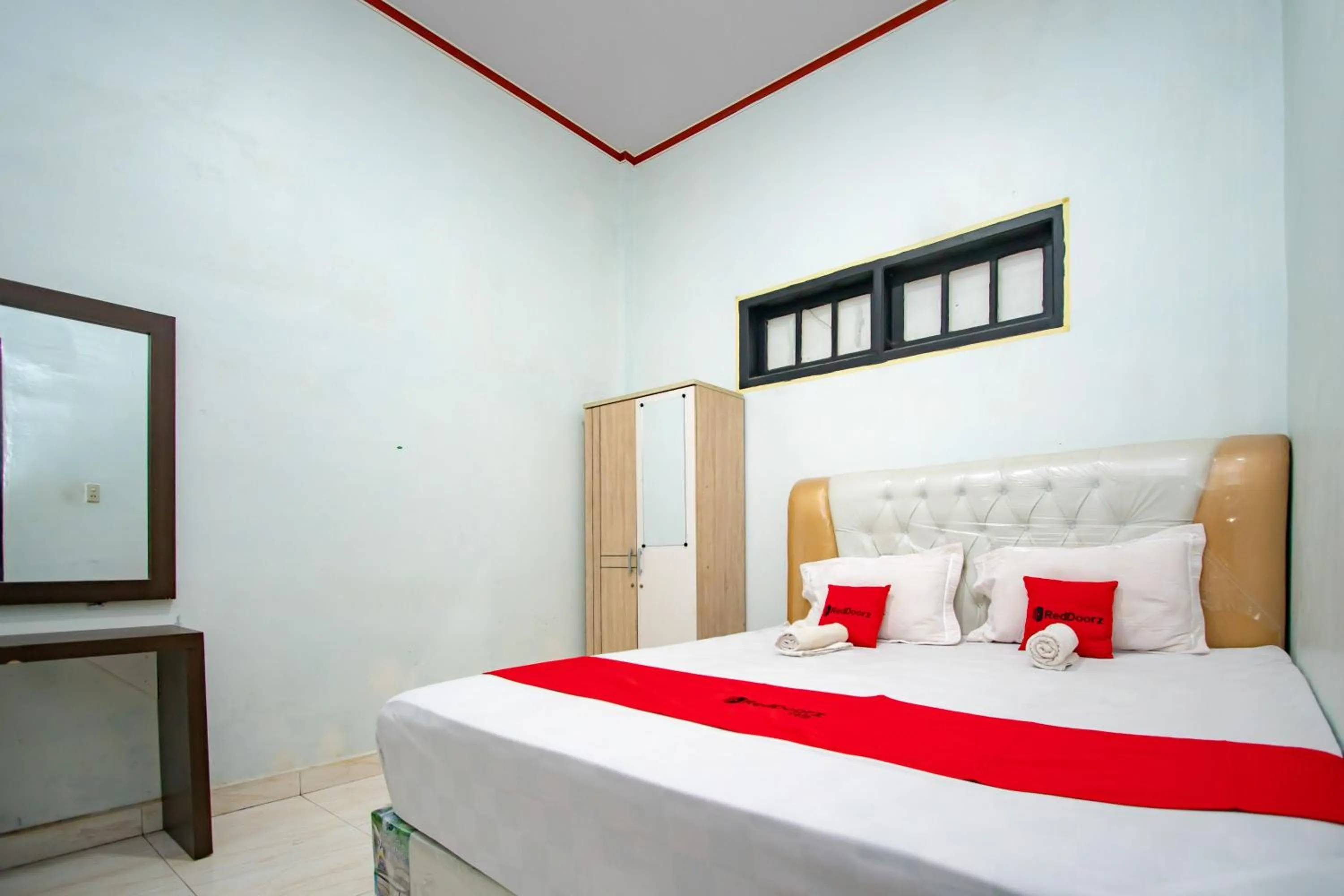 Bedroom, Bed in RedDoorz Syariah near Danau Lut Tawar Takengon