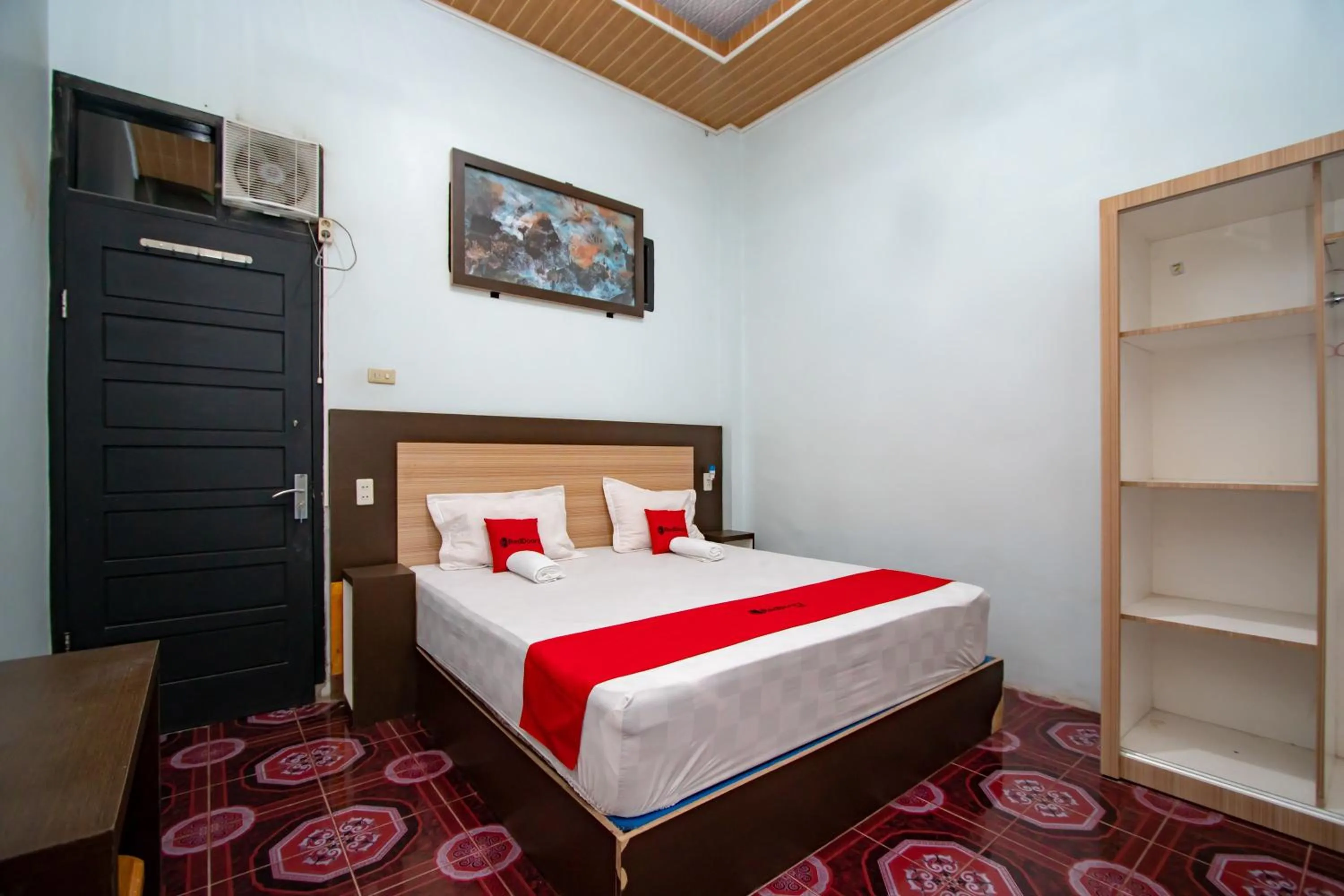 Bedroom, Bed in RedDoorz Syariah near Danau Lut Tawar Takengon