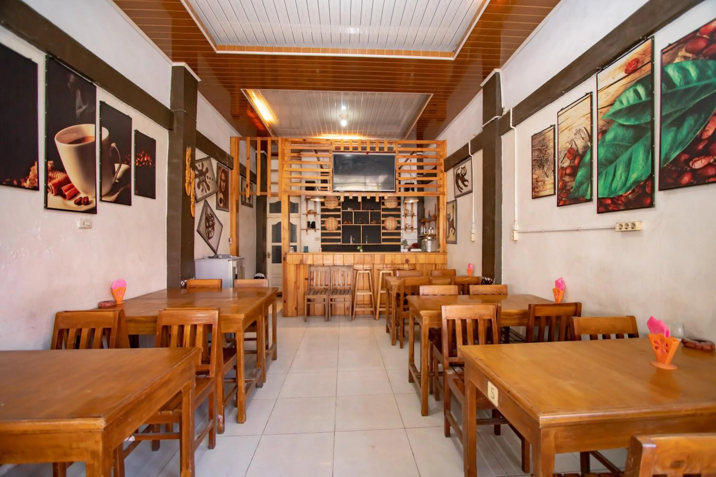 Dining area in RedDoorz Syariah near Danau Lut Tawar Takengon