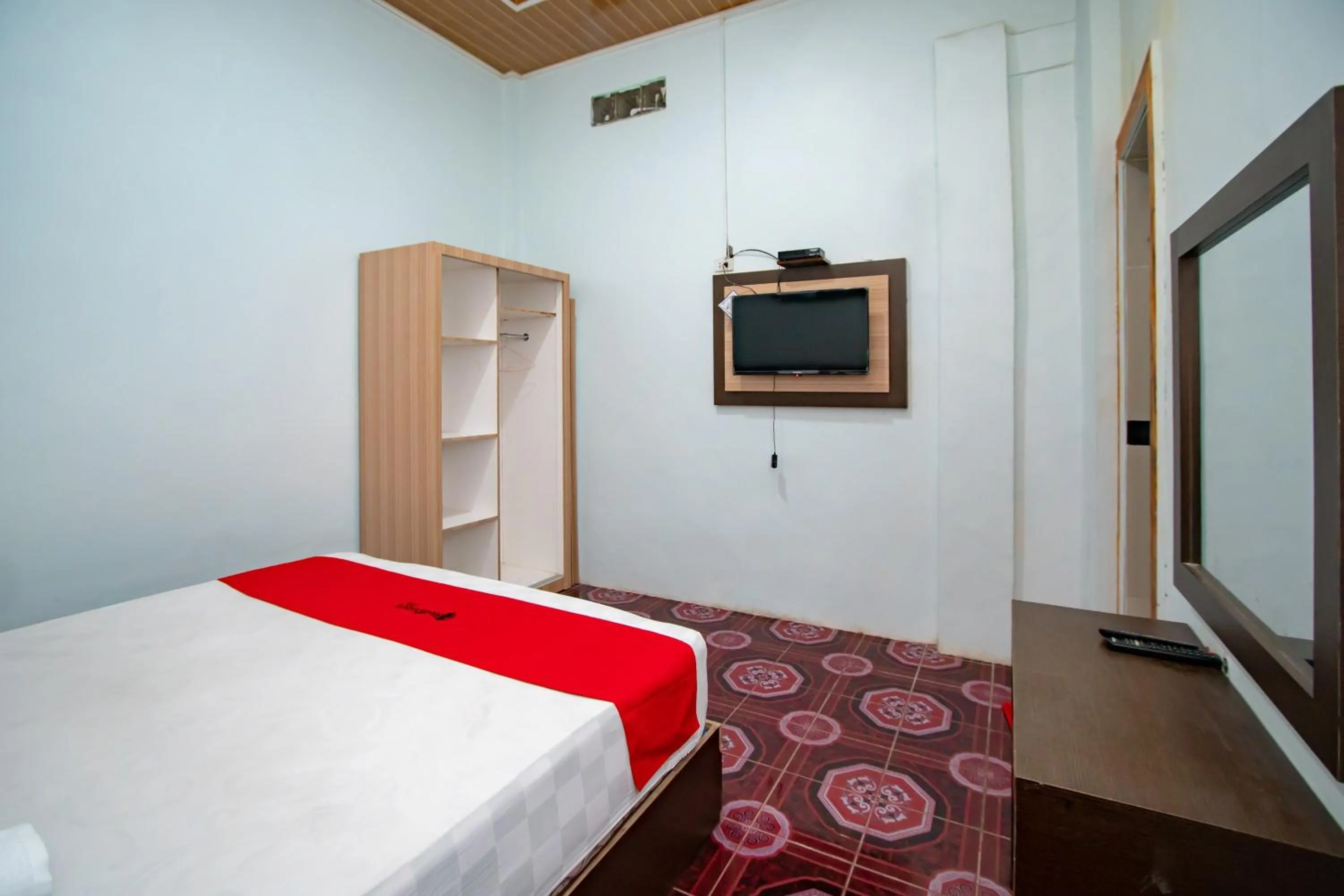 Bedroom, Bed in RedDoorz Syariah near Danau Lut Tawar Takengon