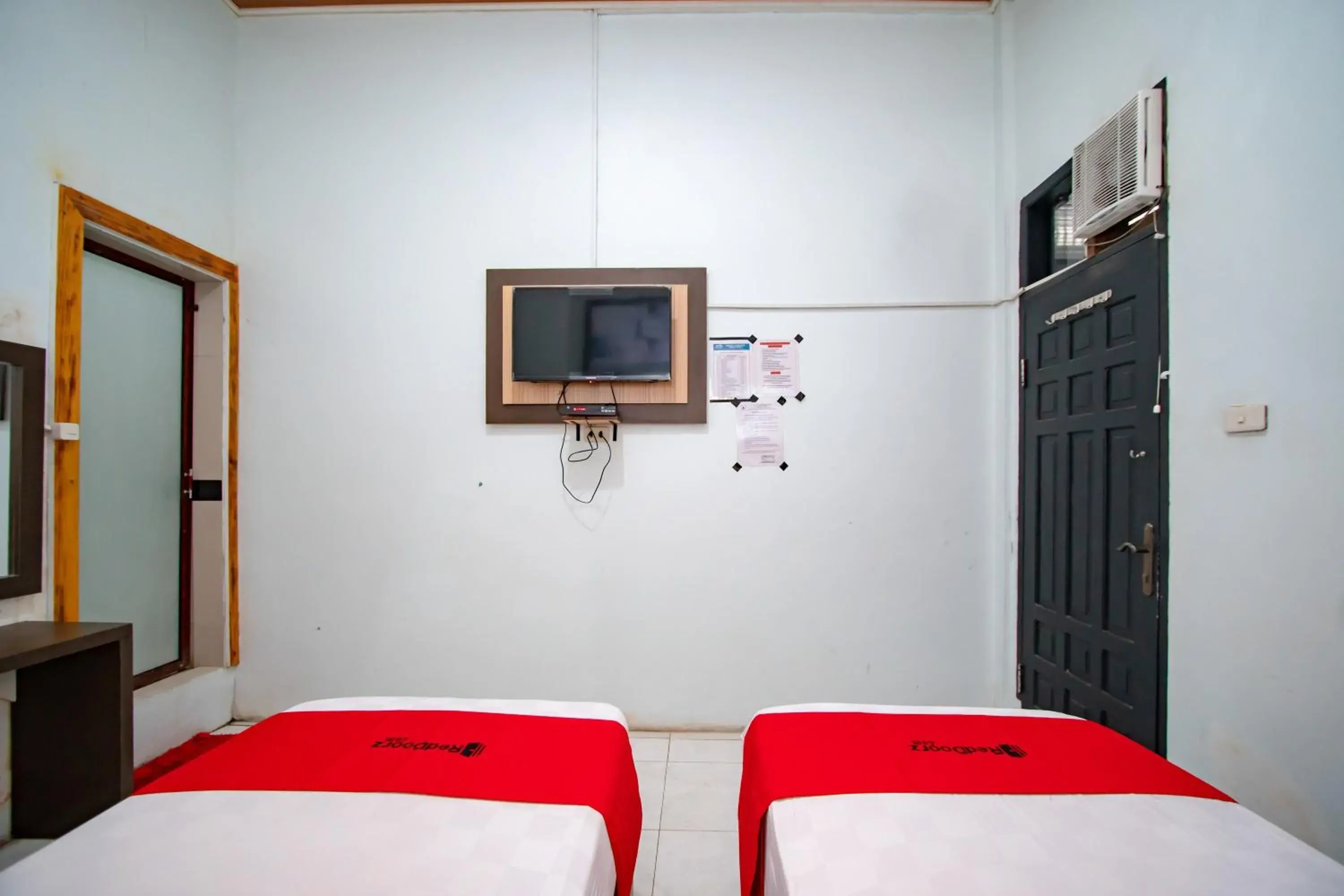 Deluxe Twin Room in RedDoorz Syariah near Danau Lut Tawar Takengon Deluxe Twin Room in RedDoorz Syariah near Danau Lut Tawar Takengon