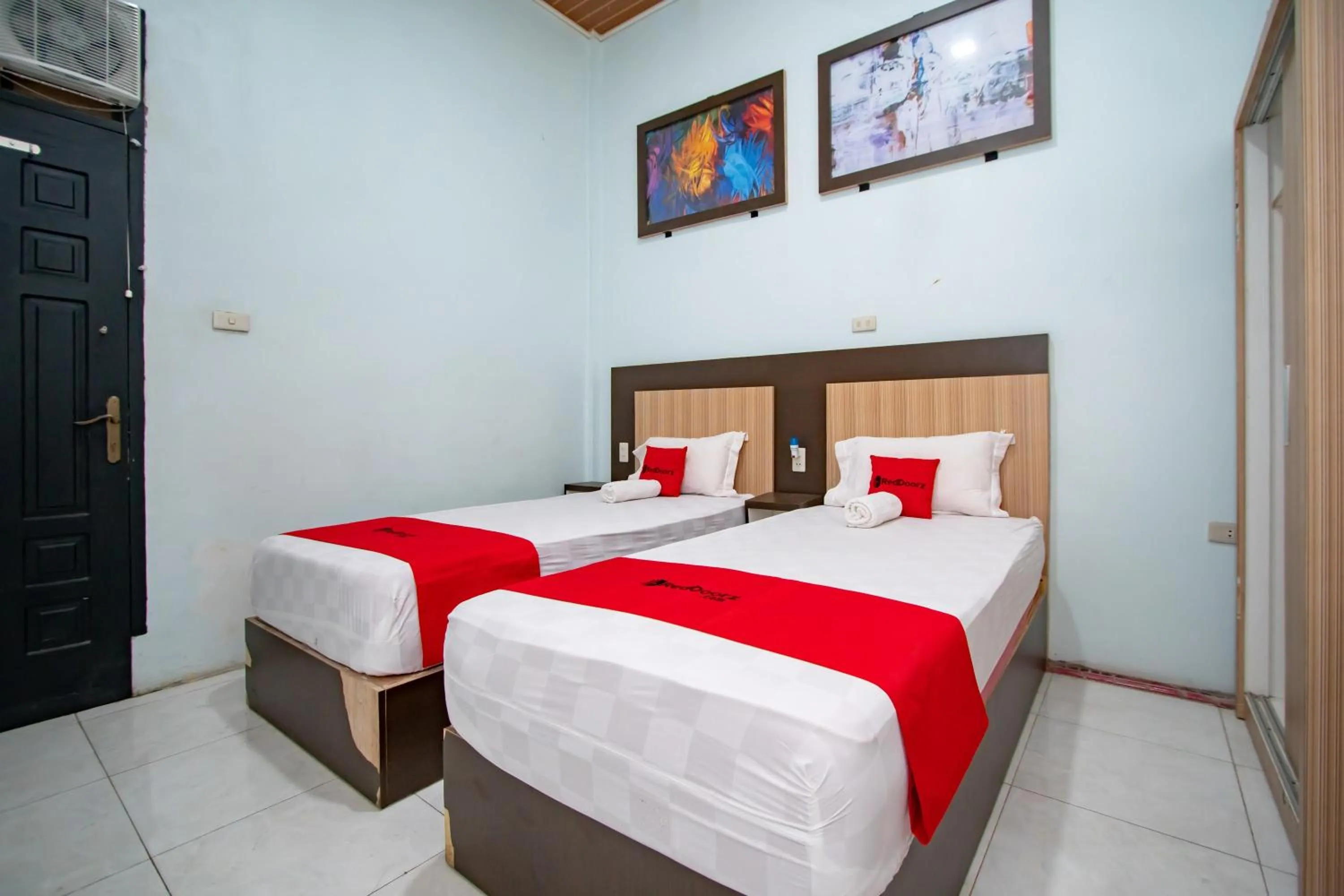 Bedroom, Bed in RedDoorz Syariah near Danau Lut Tawar Takengon