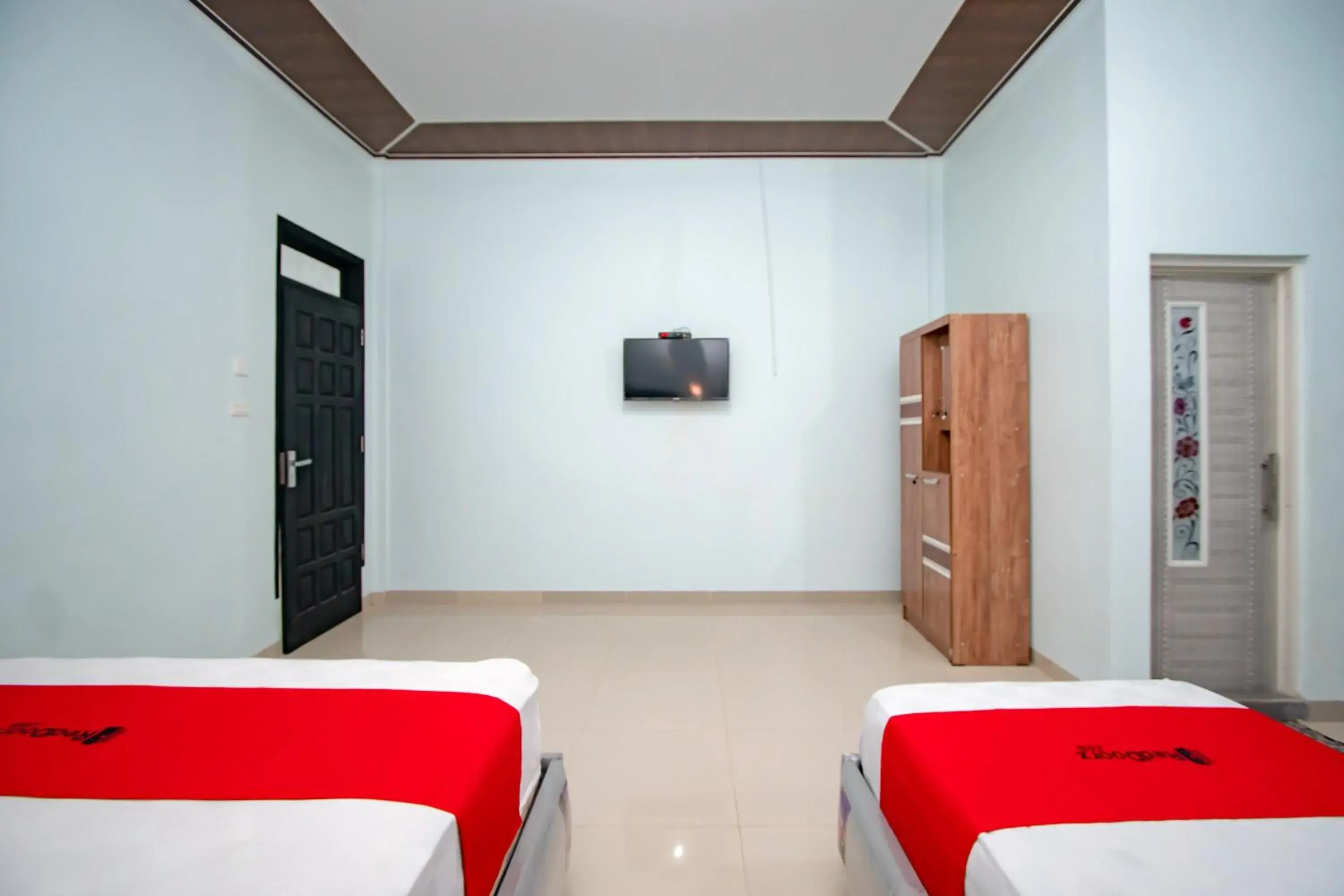 Family Room in RedDoorz Syariah near Danau Lut Tawar Takengon Family Room in RedDoorz Syariah near Danau Lut Tawar Takengon