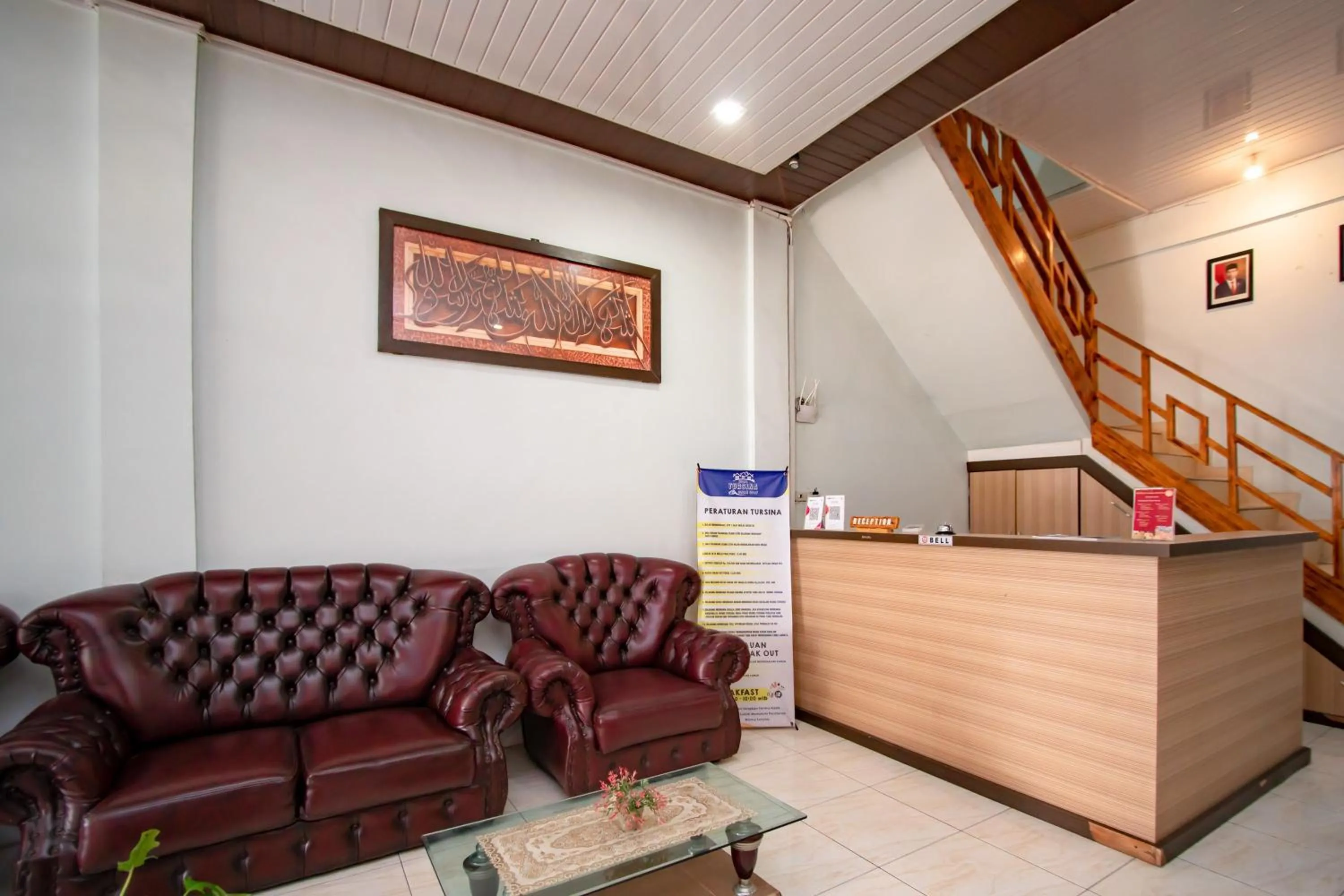 Lobby or reception in RedDoorz Syariah near Danau Lut Tawar Takengon