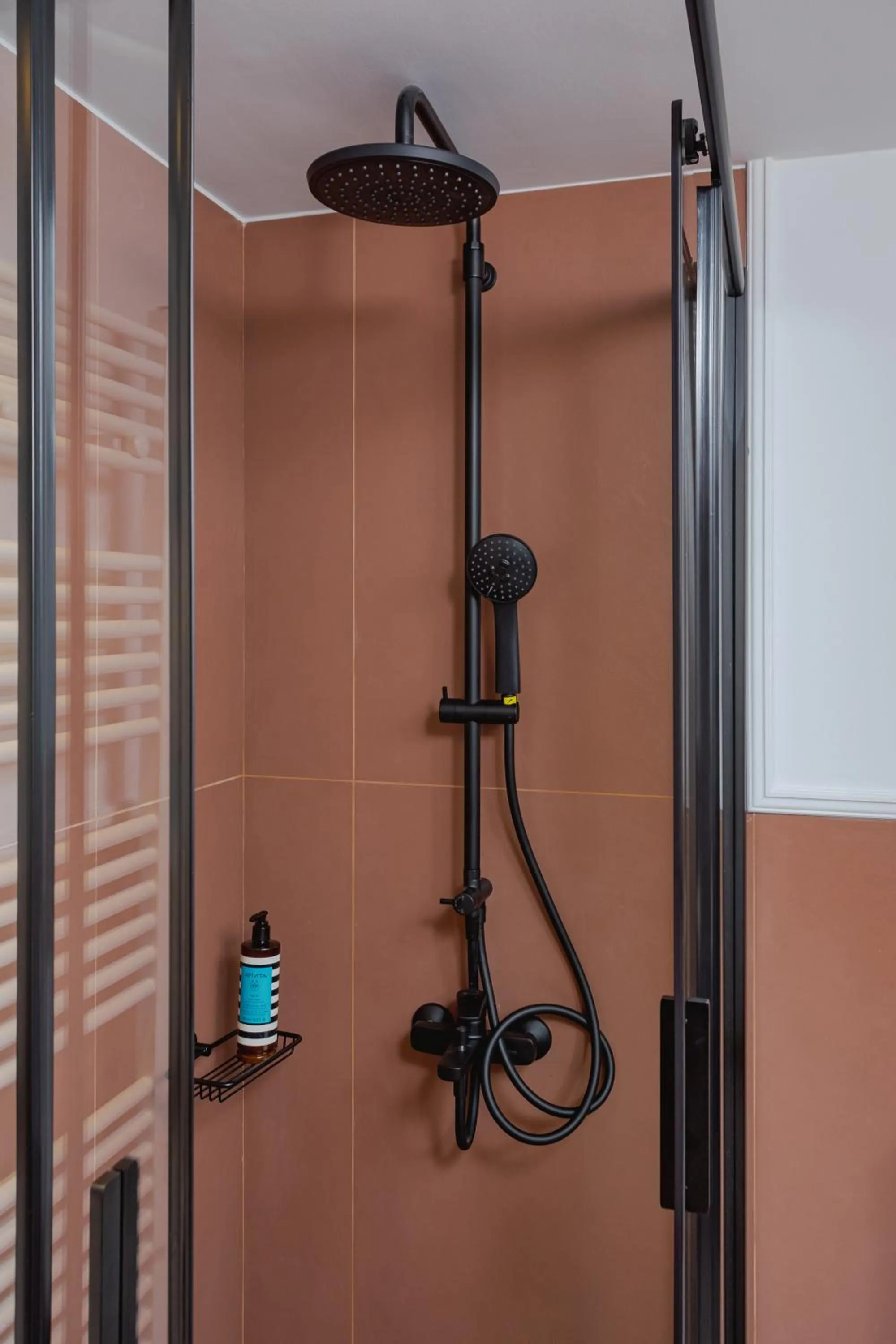 Shower in NAIADES the residence ioannina castle