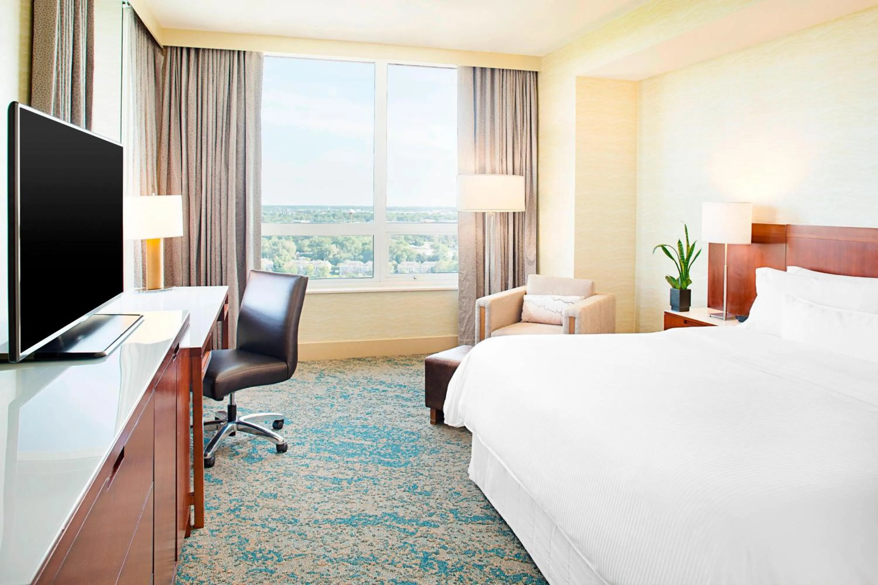 Photo of the whole room, Bed in The Westin Chicago North Shore