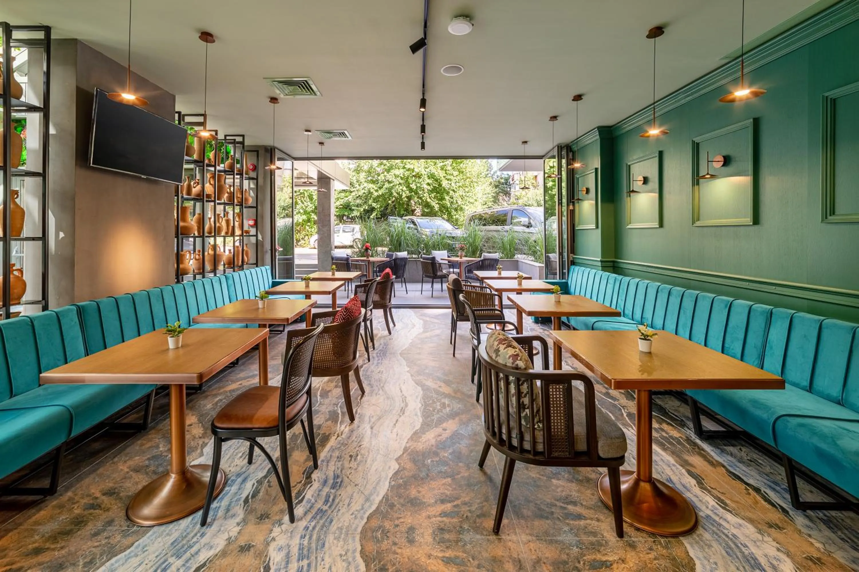 Lounge or bar in Tomis Garden Bucuresti