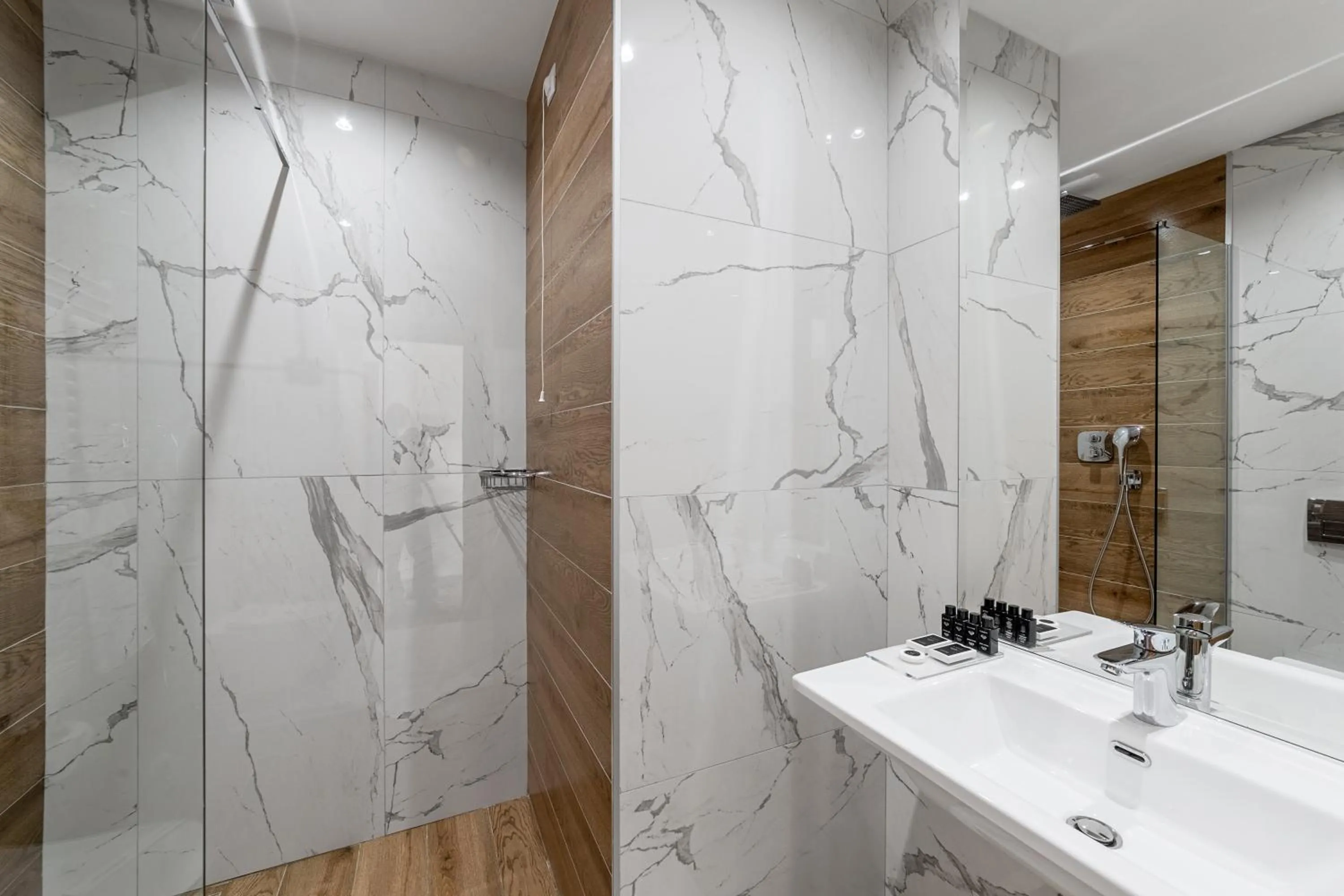 Bathroom in Tomis Garden Bucuresti