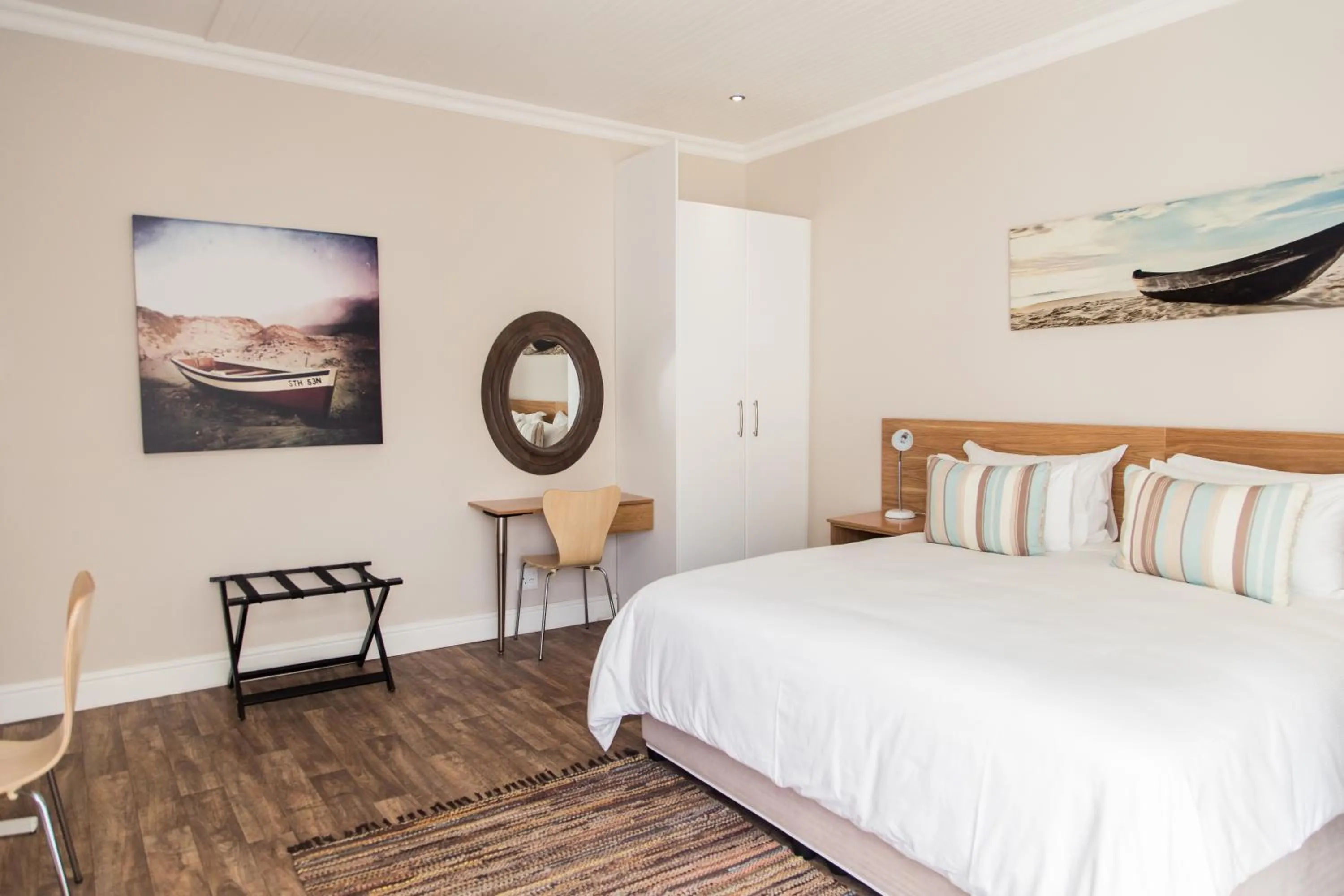 Bedroom, Bed in Devereux Lodge