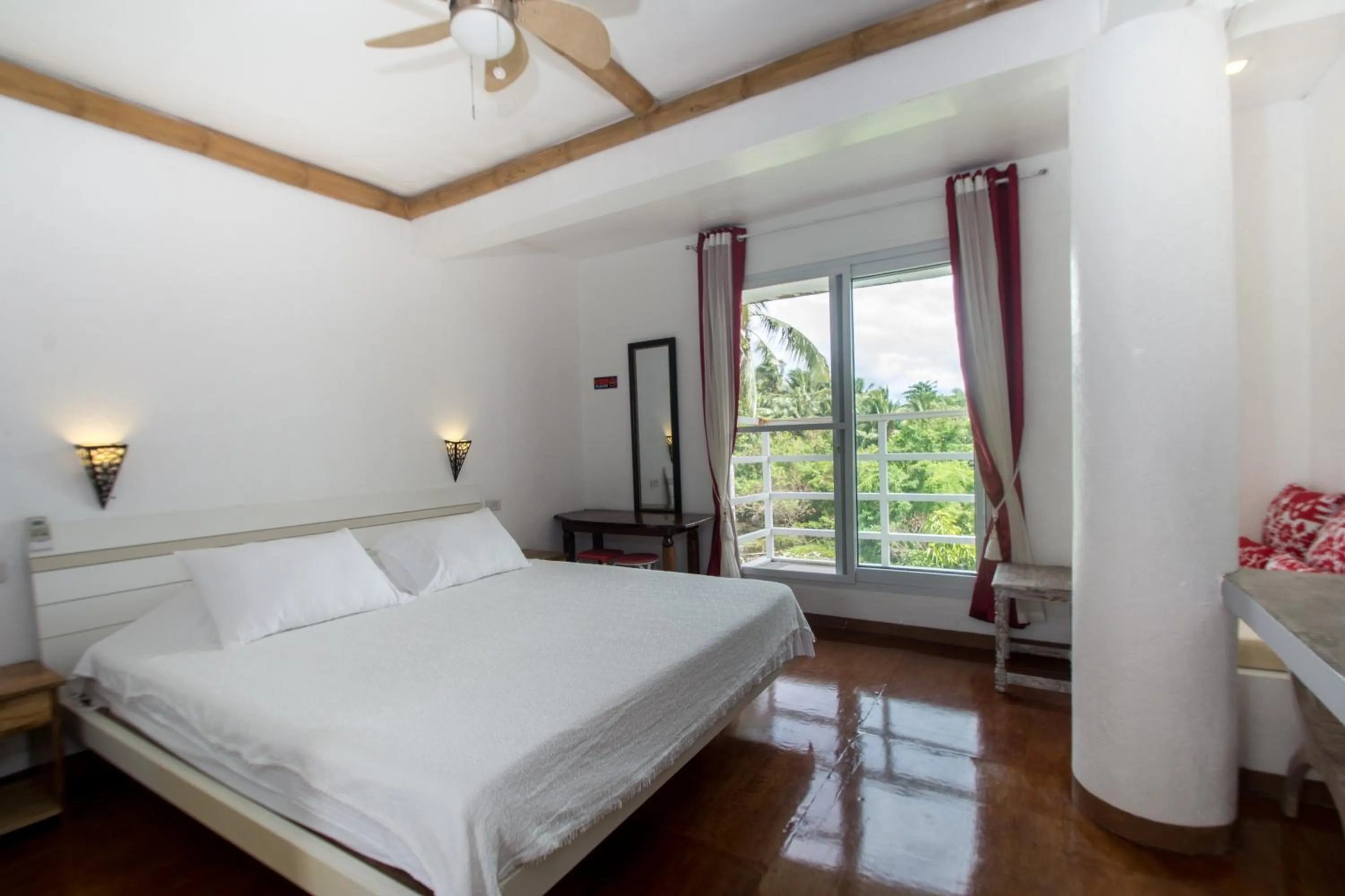 Bed in Lanterna Hotel Boracay