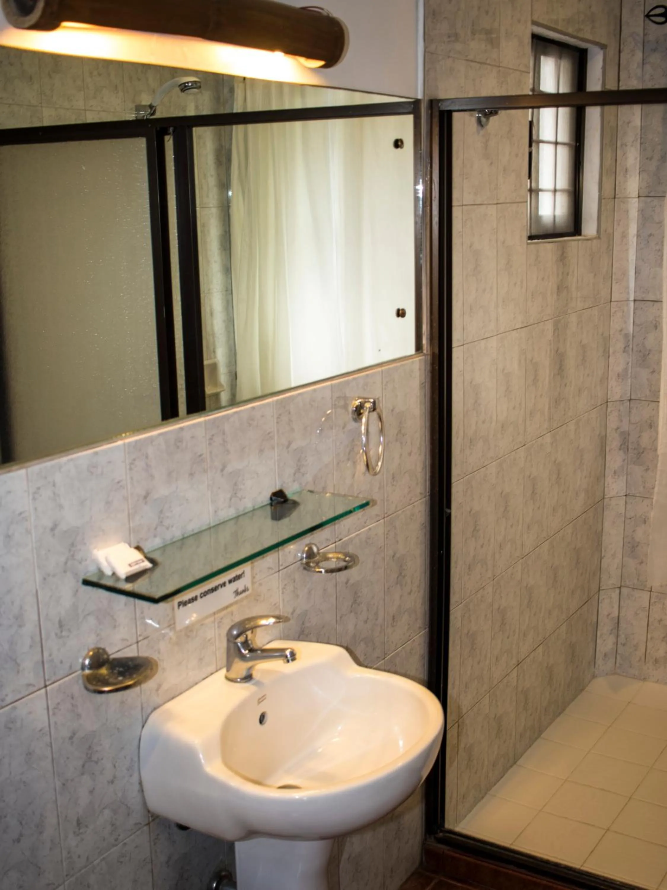 Bathroom in Lanterna Hotel Boracay