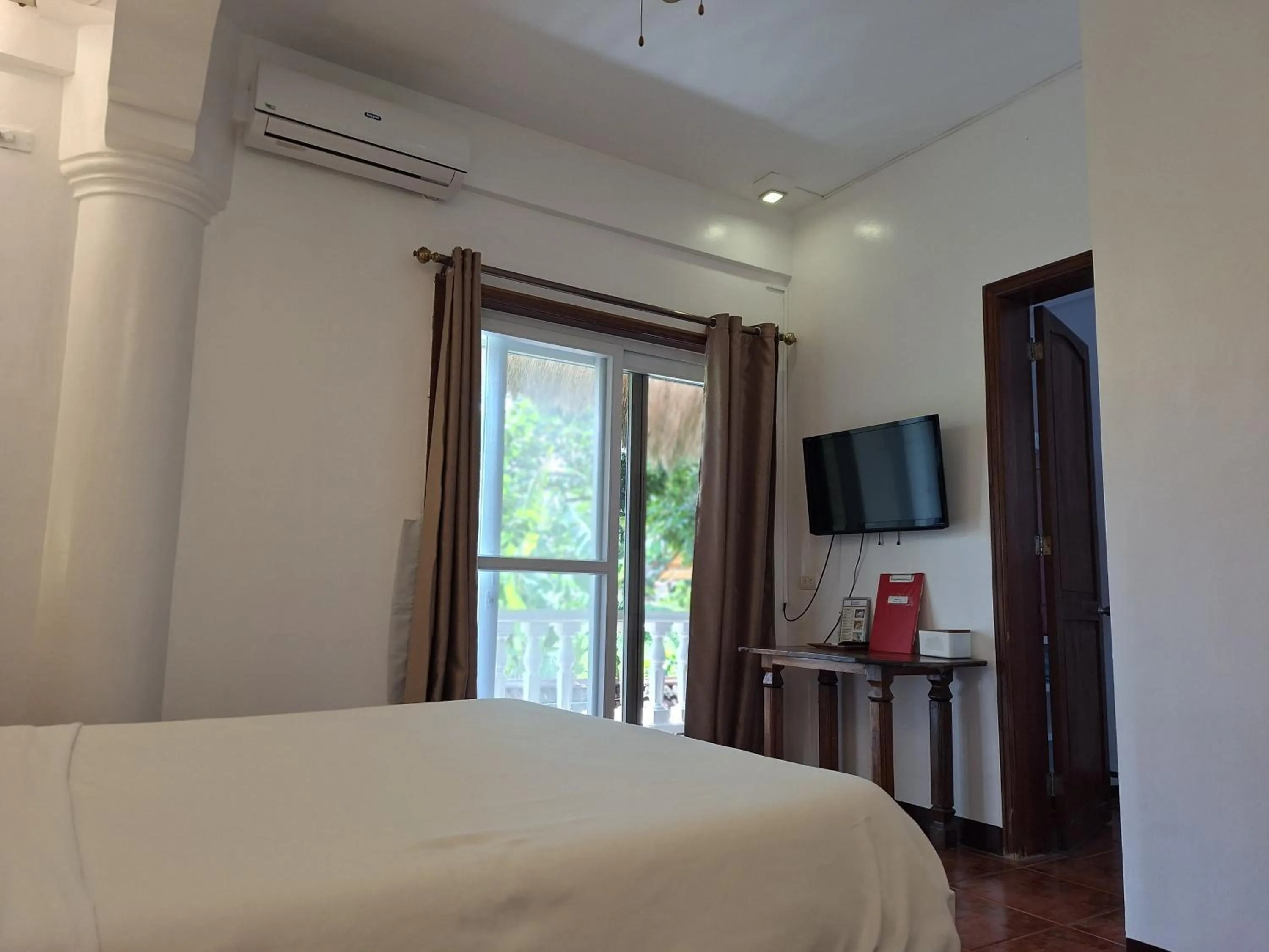 Bed in Lanterna Hotel Boracay