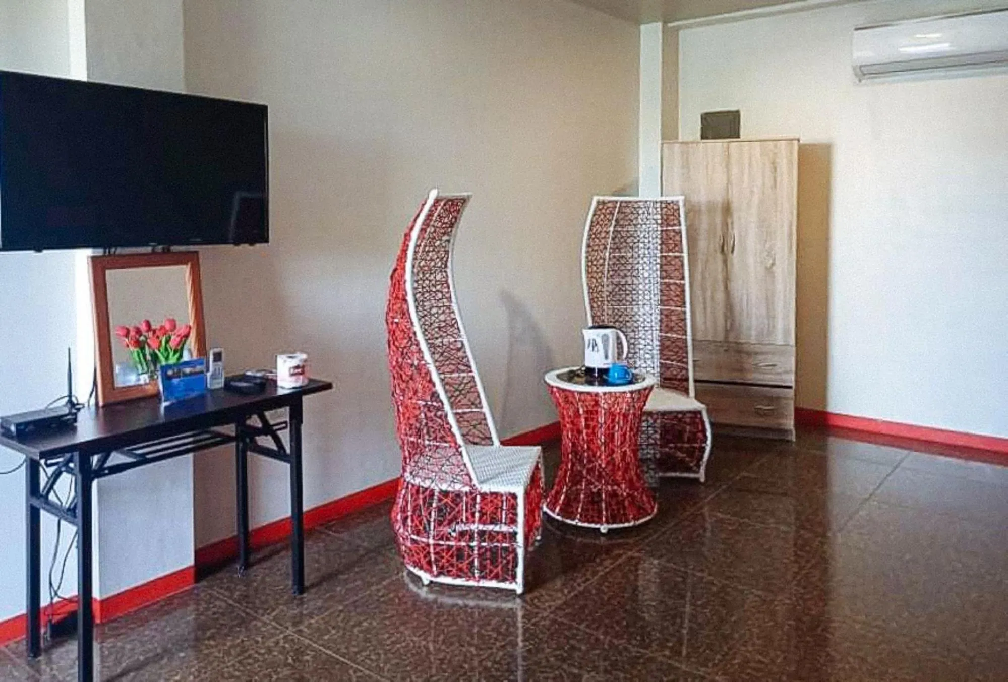 TV and multimedia in MBU Suites Bed n Breakfast RedPartner