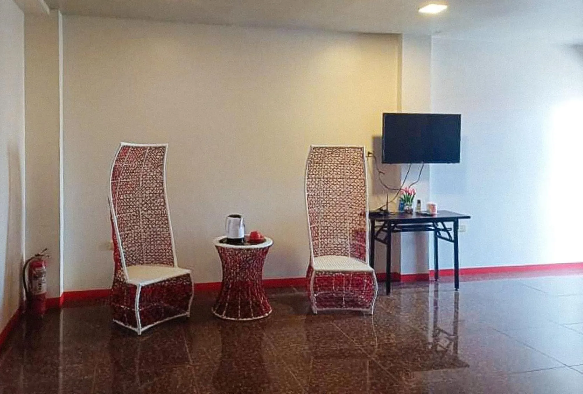 TV and multimedia in MBU Suites Bed n Breakfast RedPartner