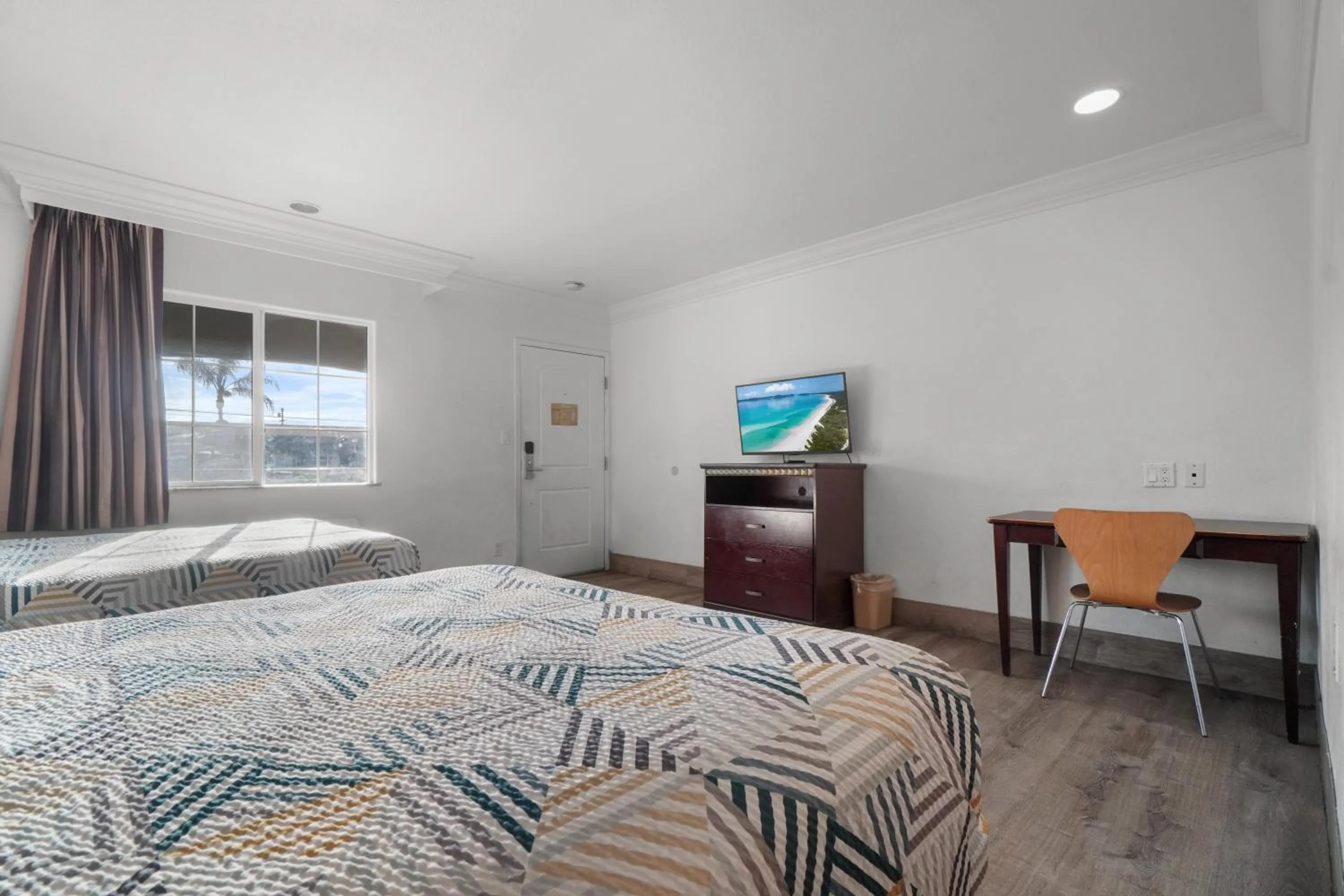 Bed in Santa Fe Inn Los Angeles