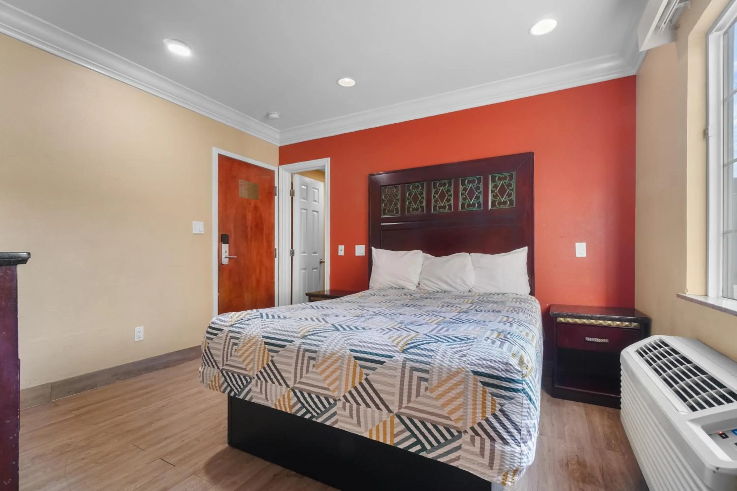 Bed in Santa Fe Inn Los Angeles