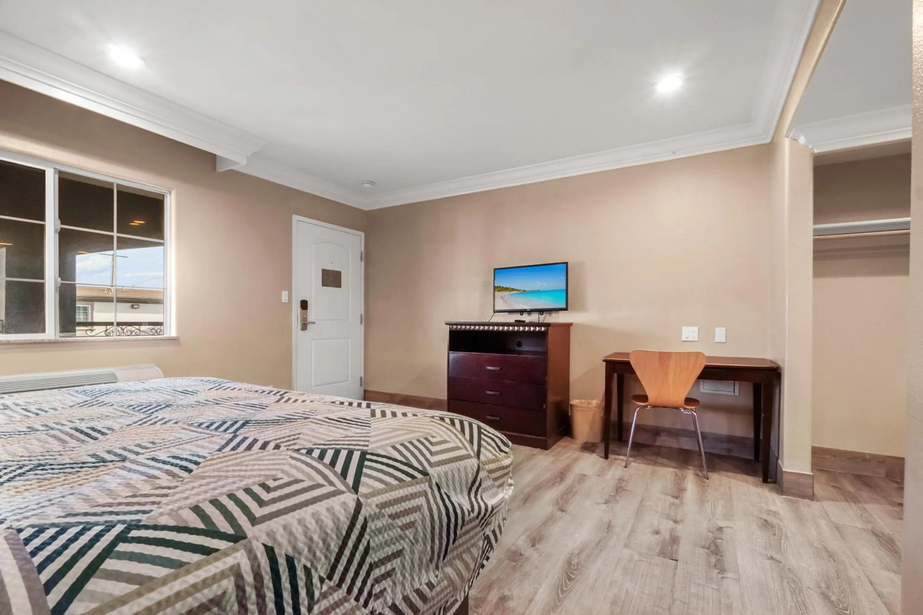 Bed in Santa Fe Inn Los Angeles