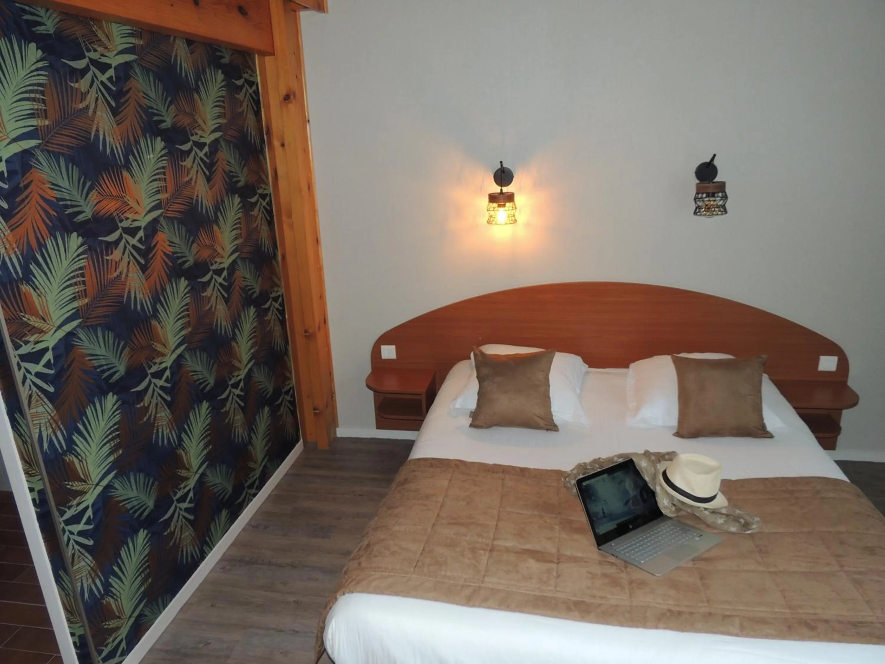 Bed in LOGIS Hôtel LES 3 MARCHANDS