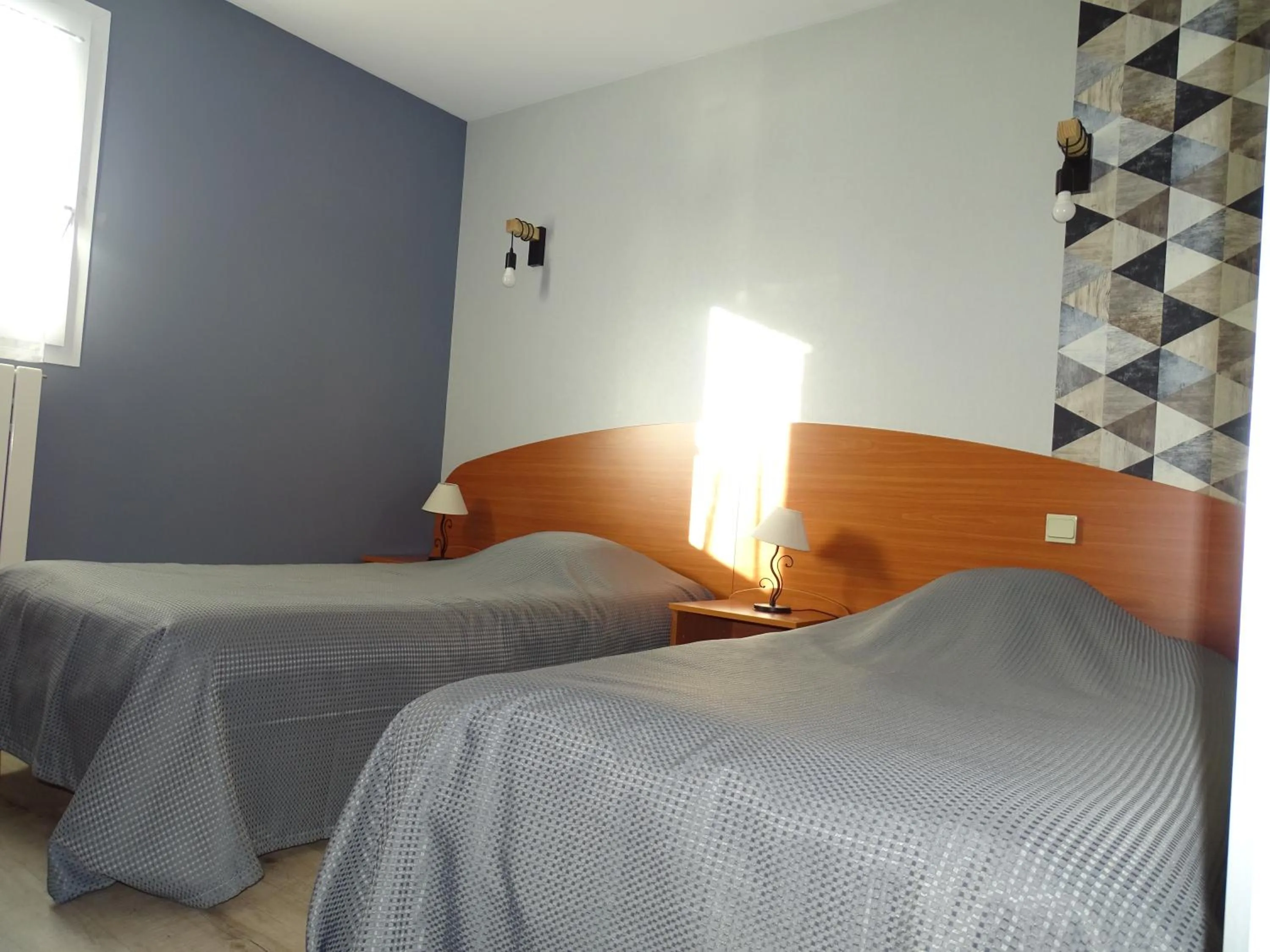 Bed in LOGIS Hôtel LES 3 MARCHANDS