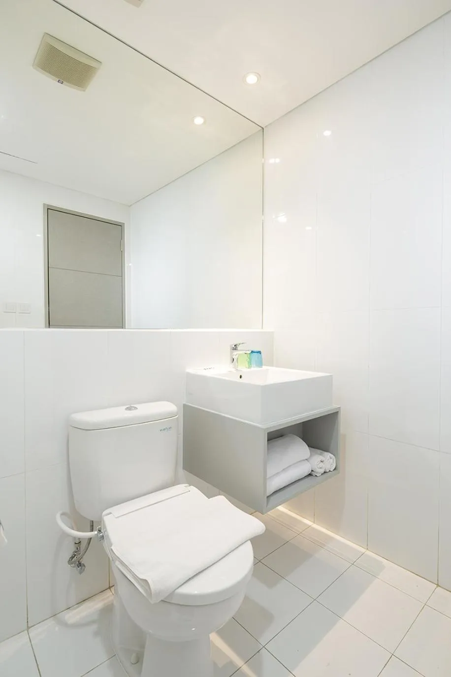 Toilet in Joylive BSD City