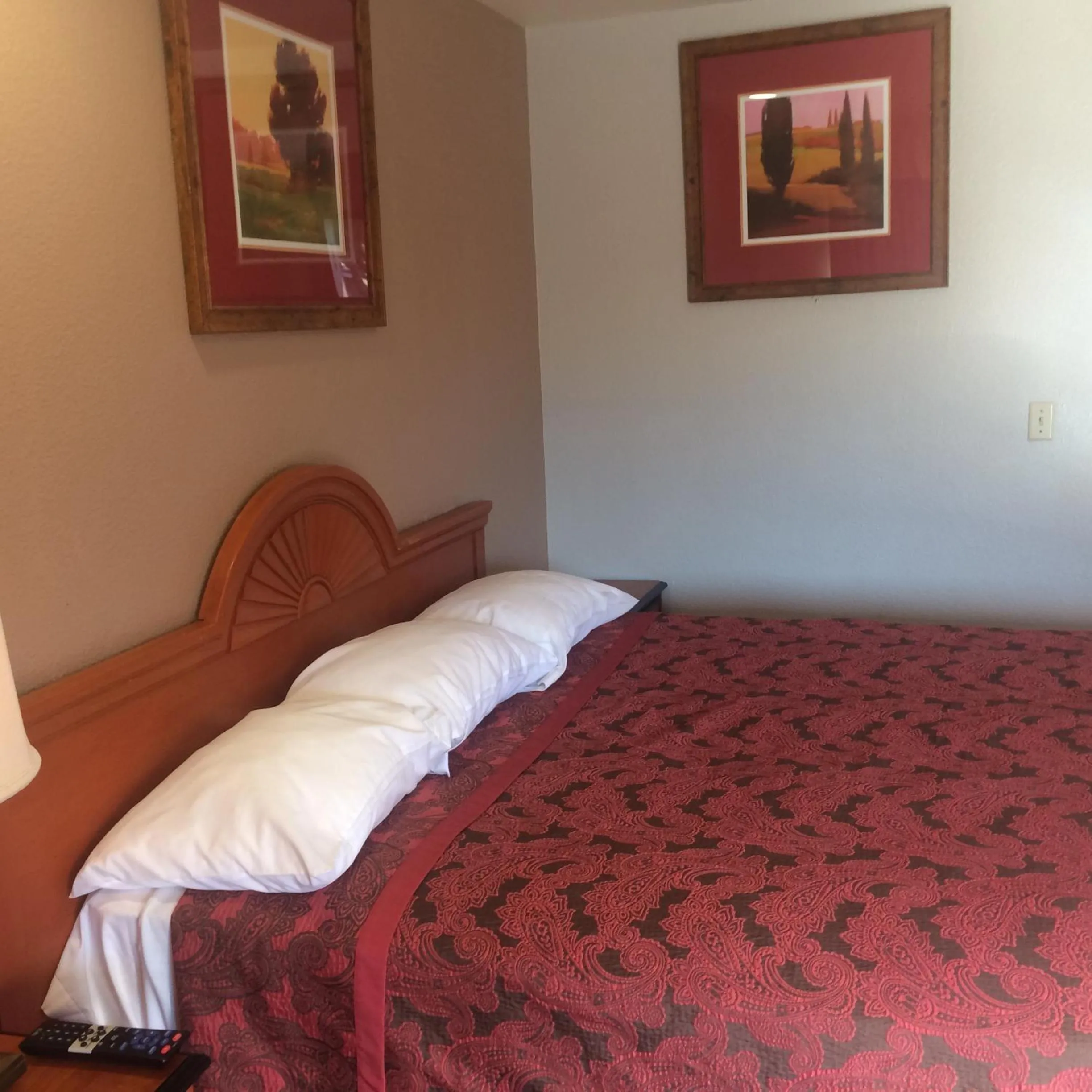 Bed in Crown Lodge Motel