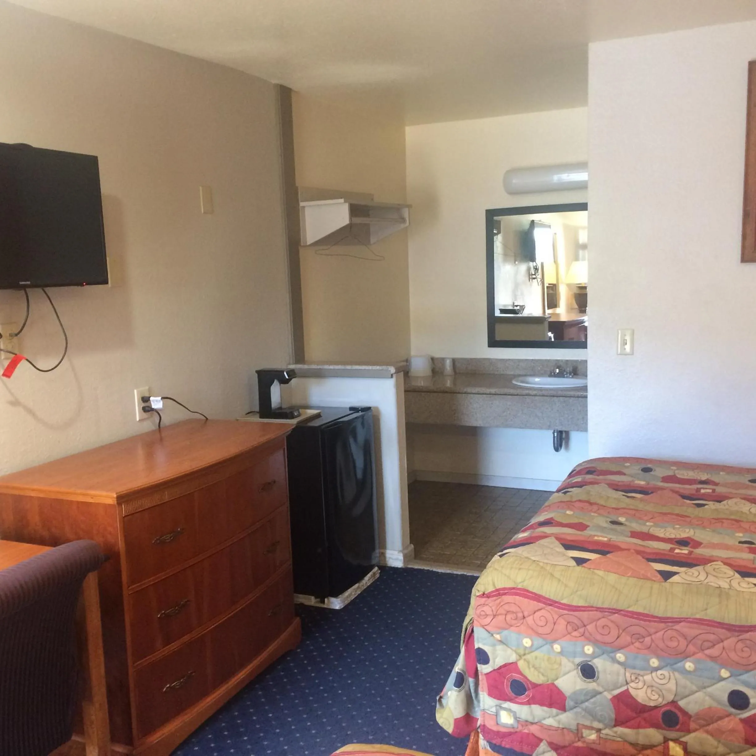 Photo of the whole room, Bed in Crown Lodge Motel