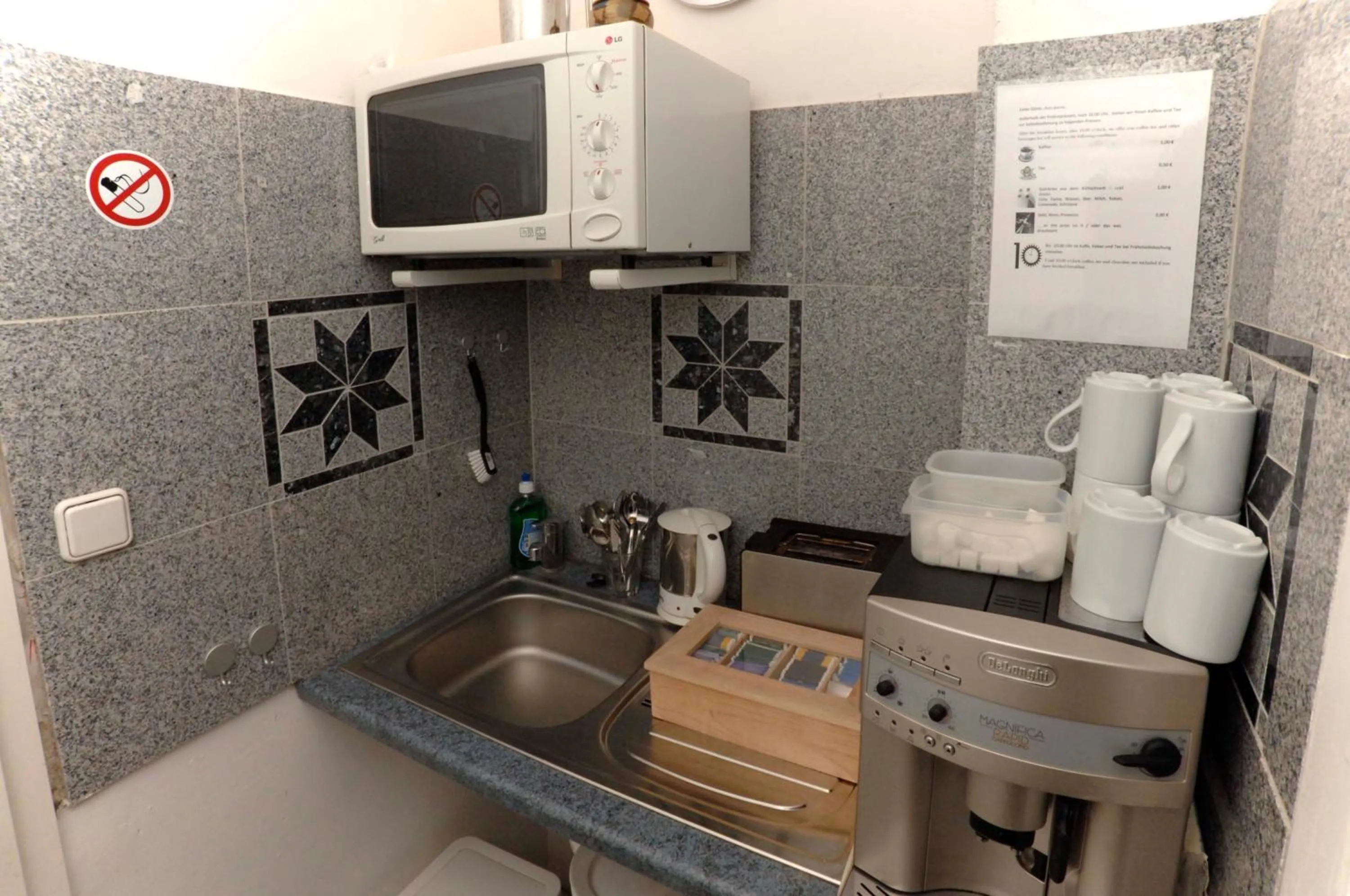 Kitchen or kitchenette in Airportgästehaus Bremen