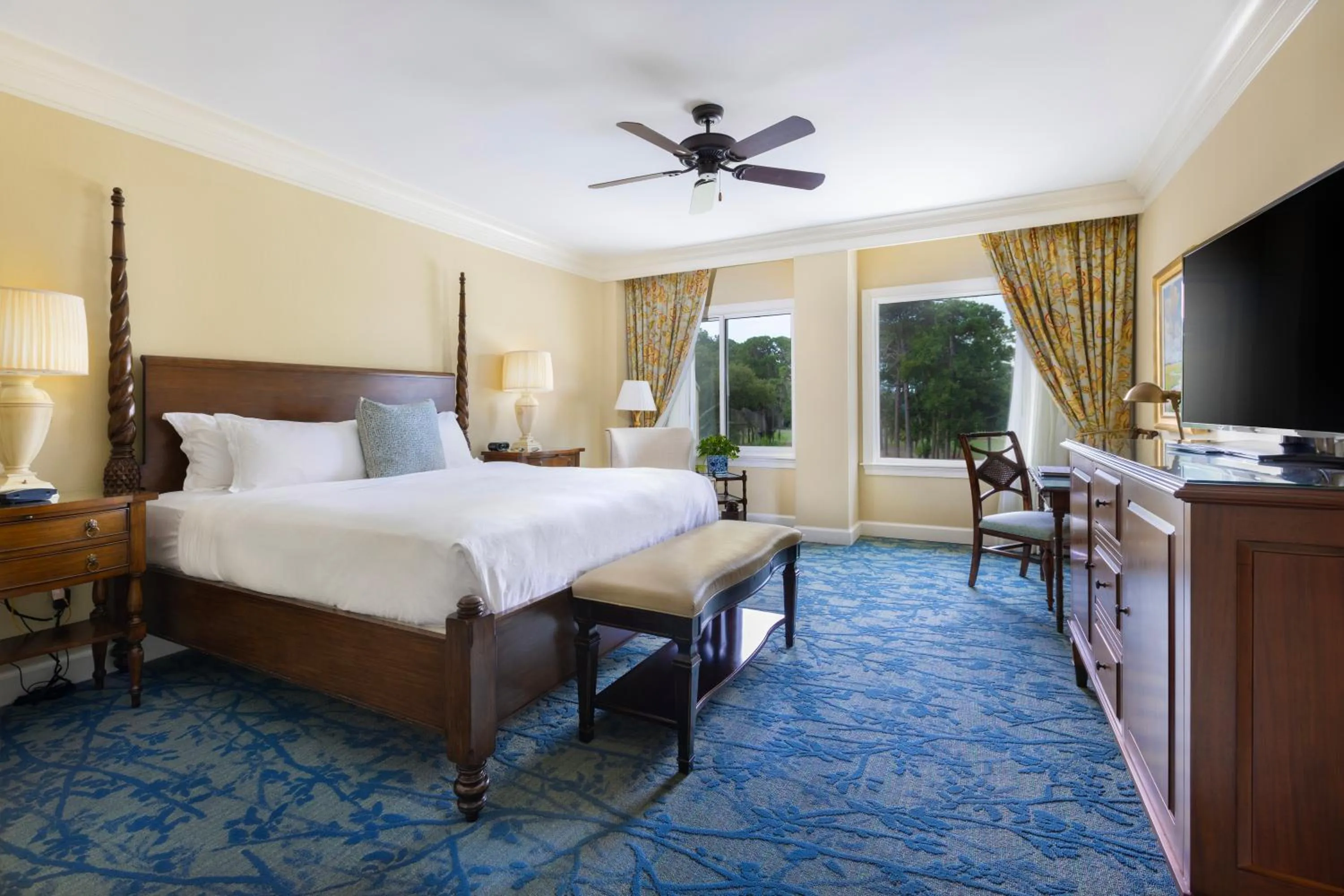 Bed in Inn and Club at Harbour Town