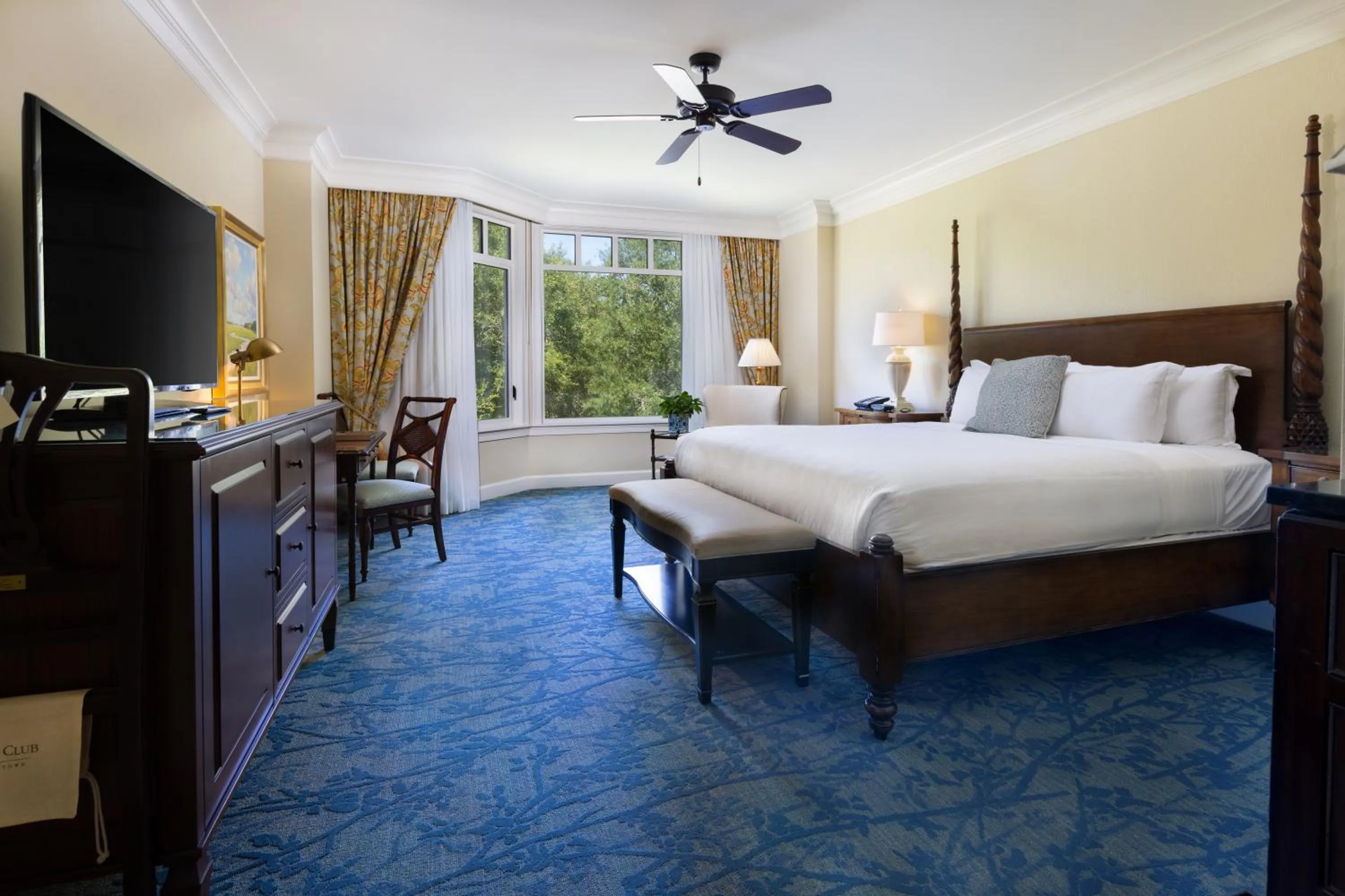 Bed in Inn and Club at Harbour Town