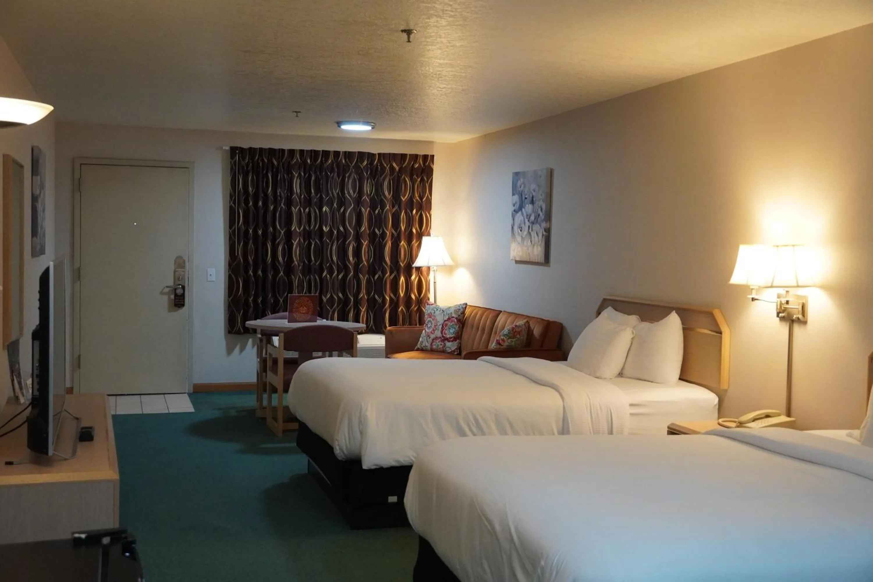 Living room, Bed in Timberland Inn & Suites