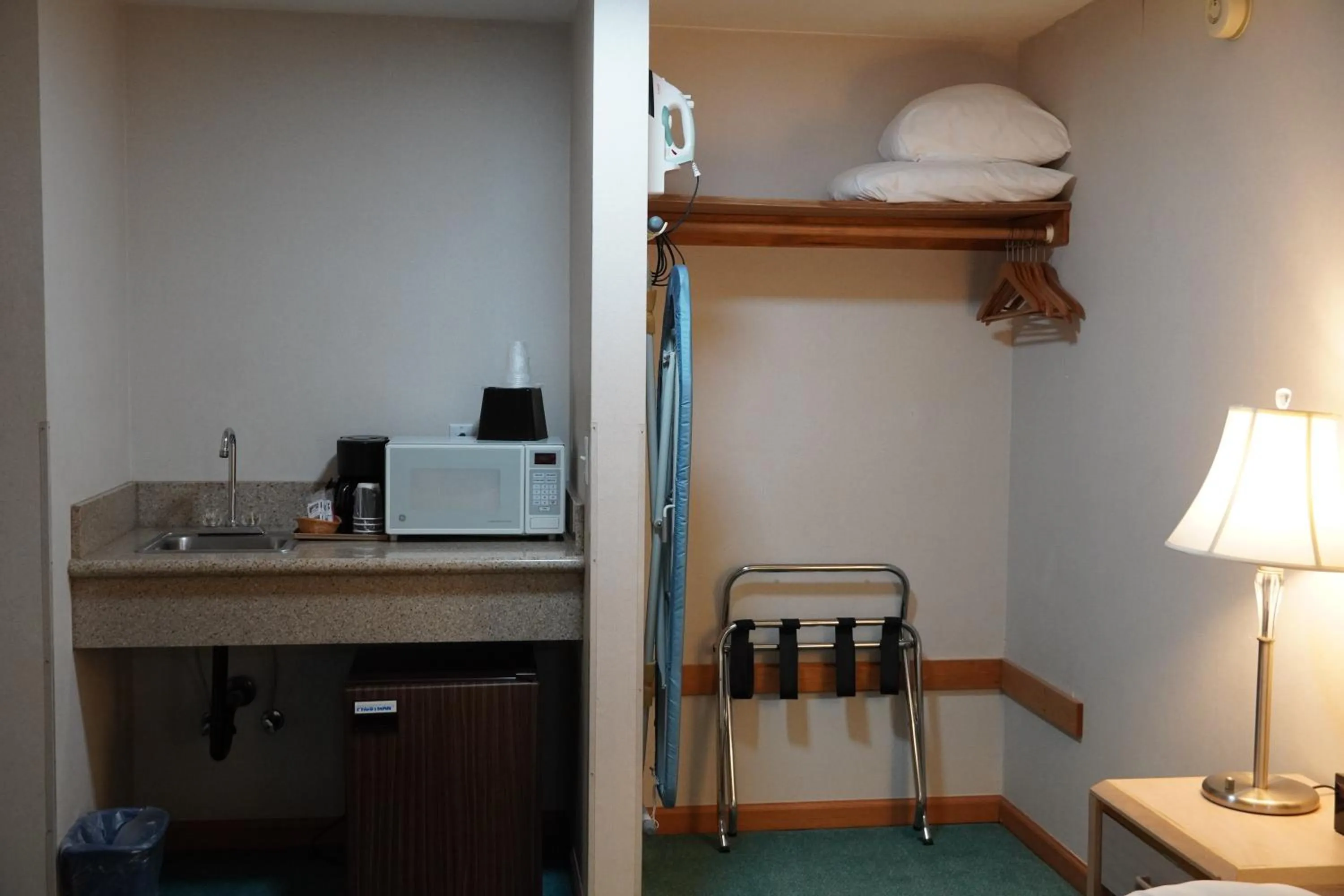 wardrobe in Timberland Inn & Suites