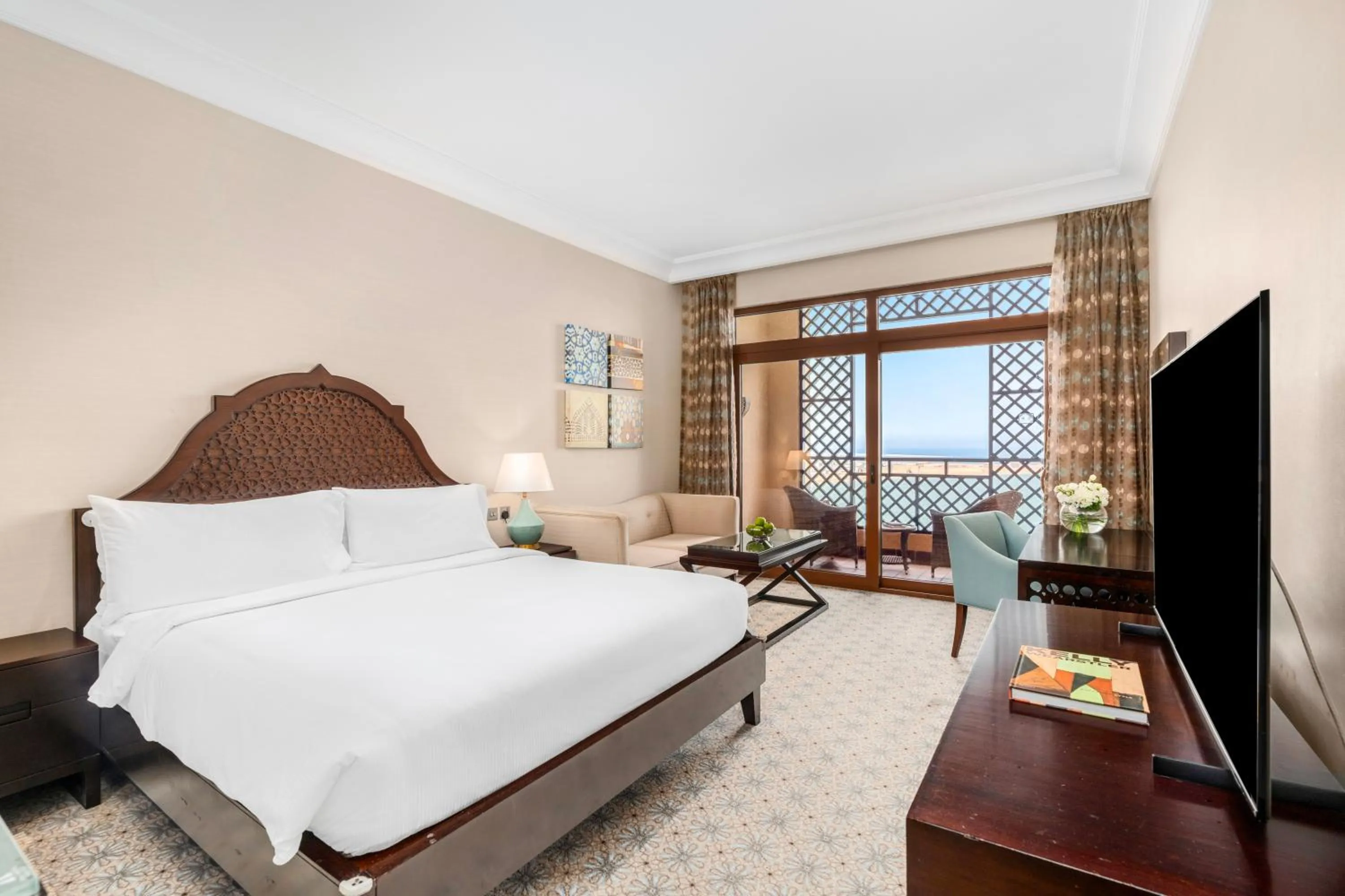 Bedroom, Bed in Hilton Ras Al Khaimah Beach Resort