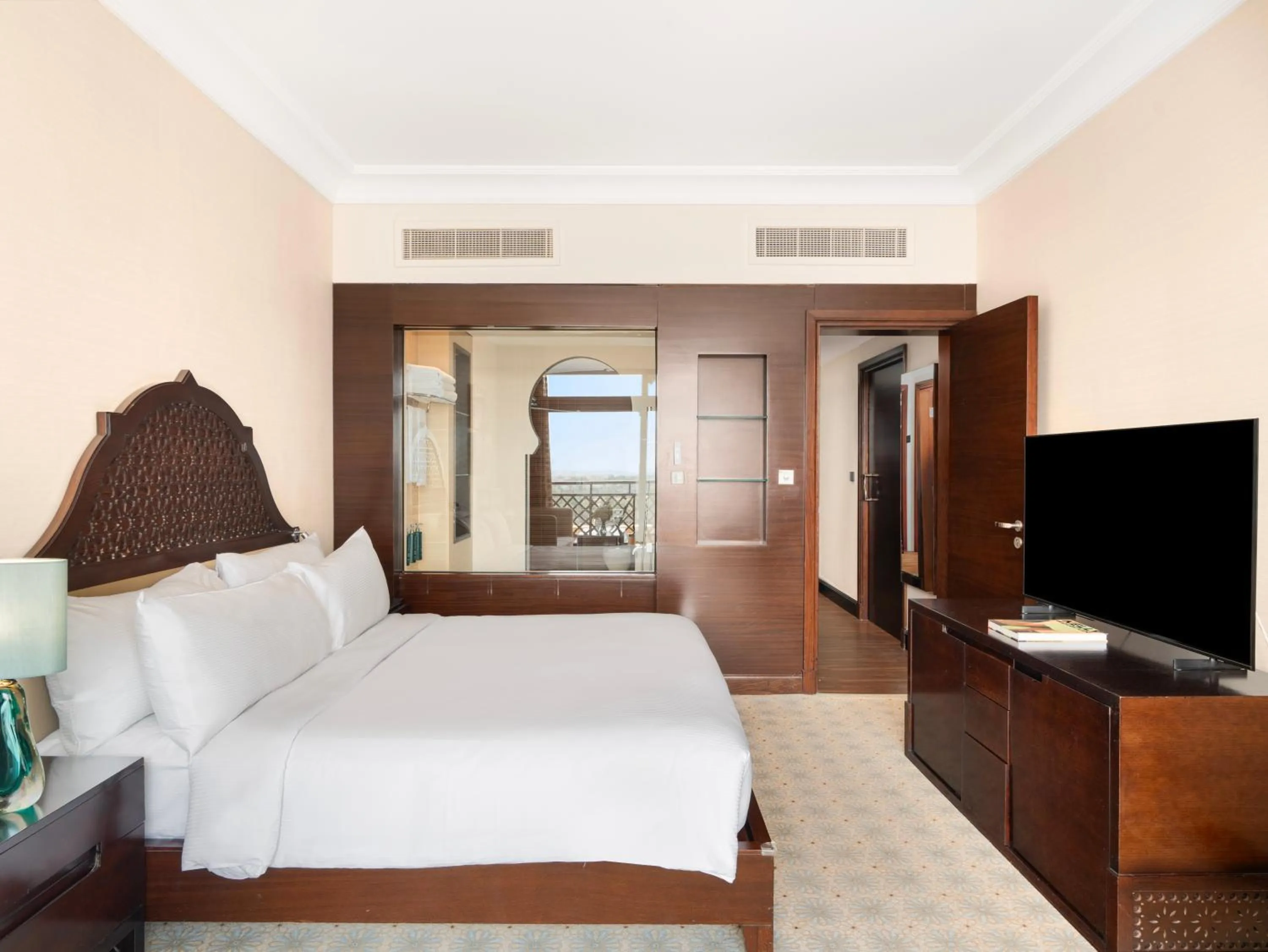 Bedroom, Bed in Hilton Ras Al Khaimah Beach Resort