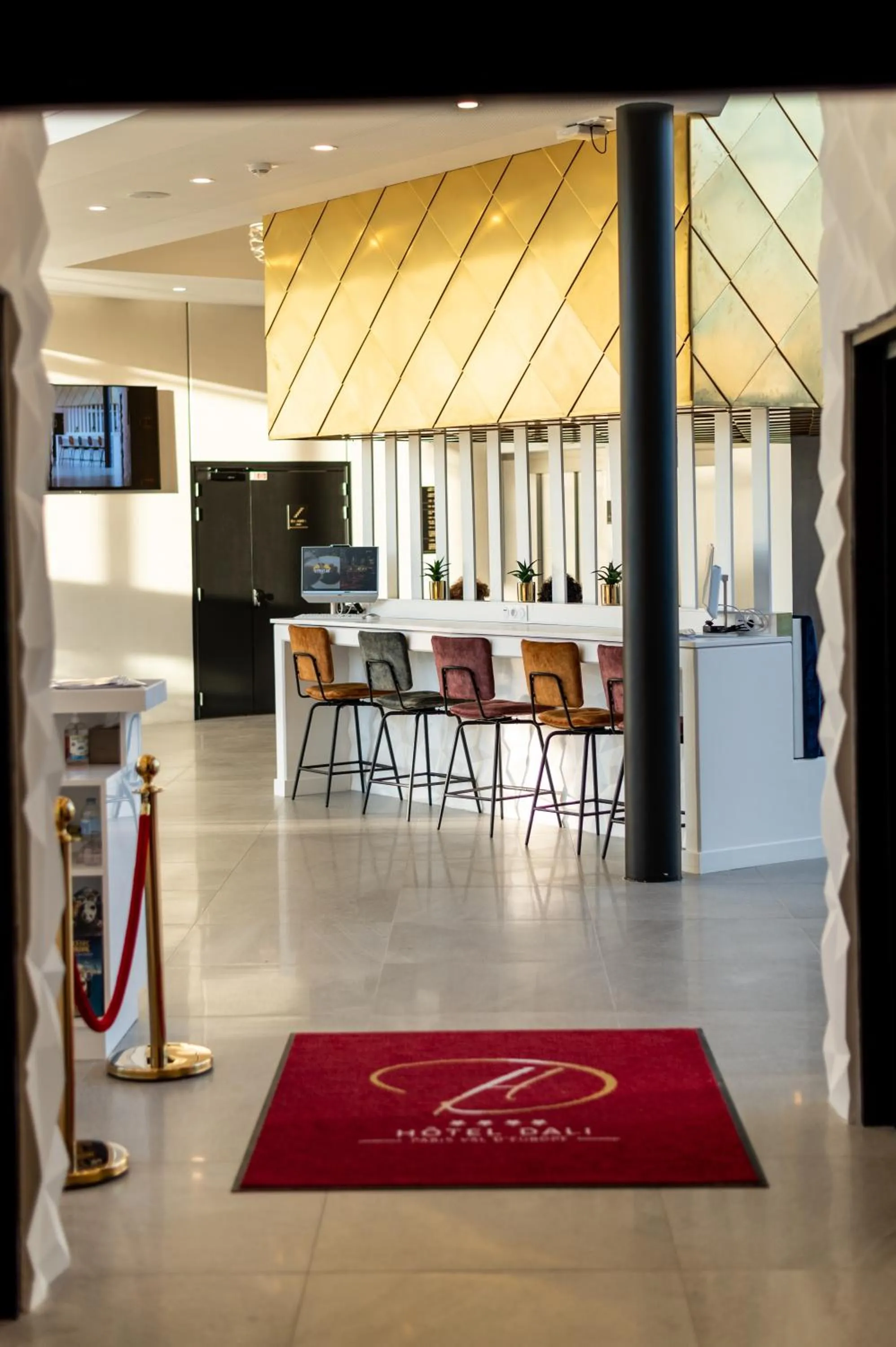 Lobby or reception in Hotel Dali Val d'Europe, Tapestry Collection by Hilton