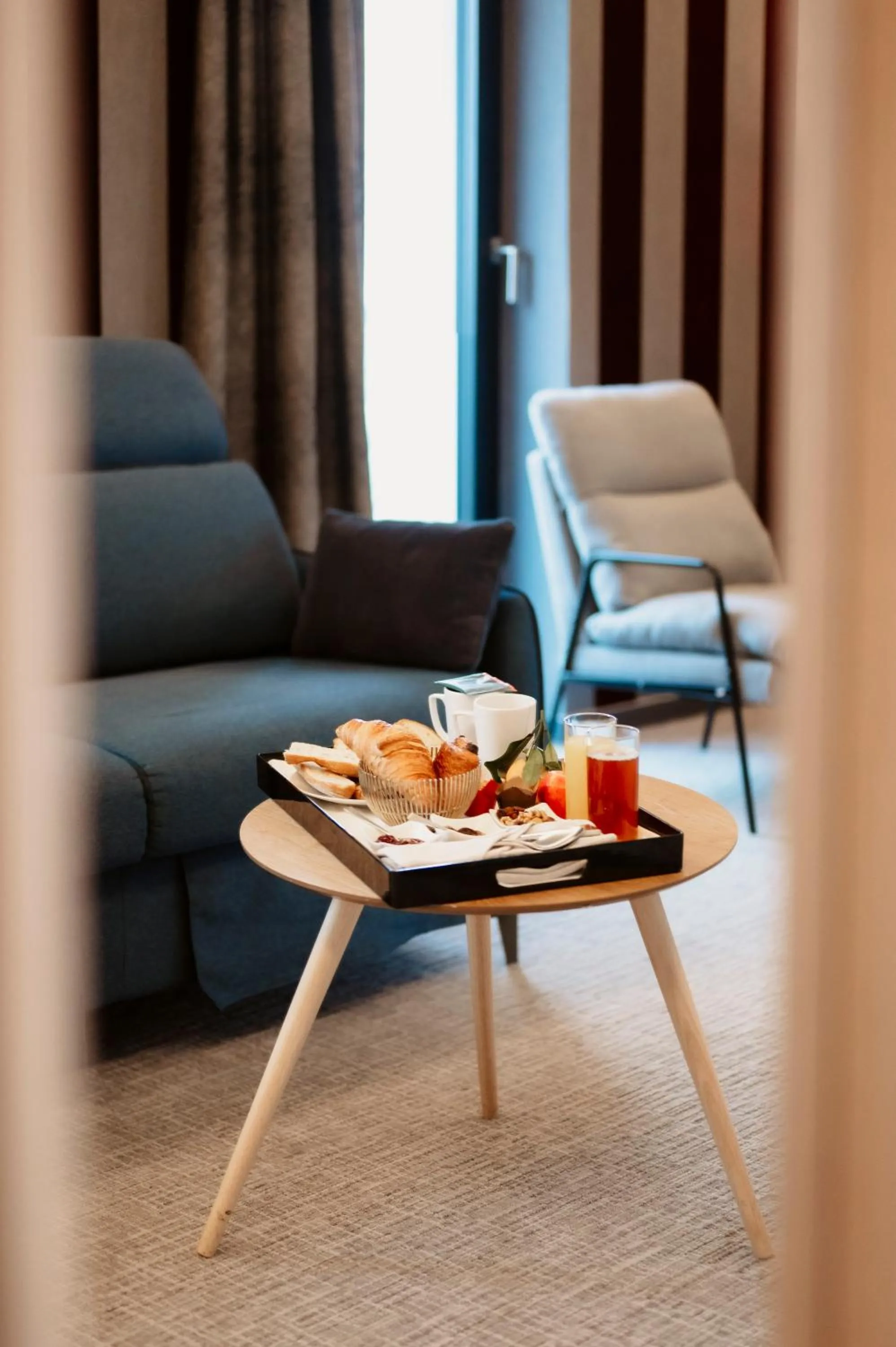 Living room in Hotel Dali Val d'Europe, Tapestry Collection by Hilton