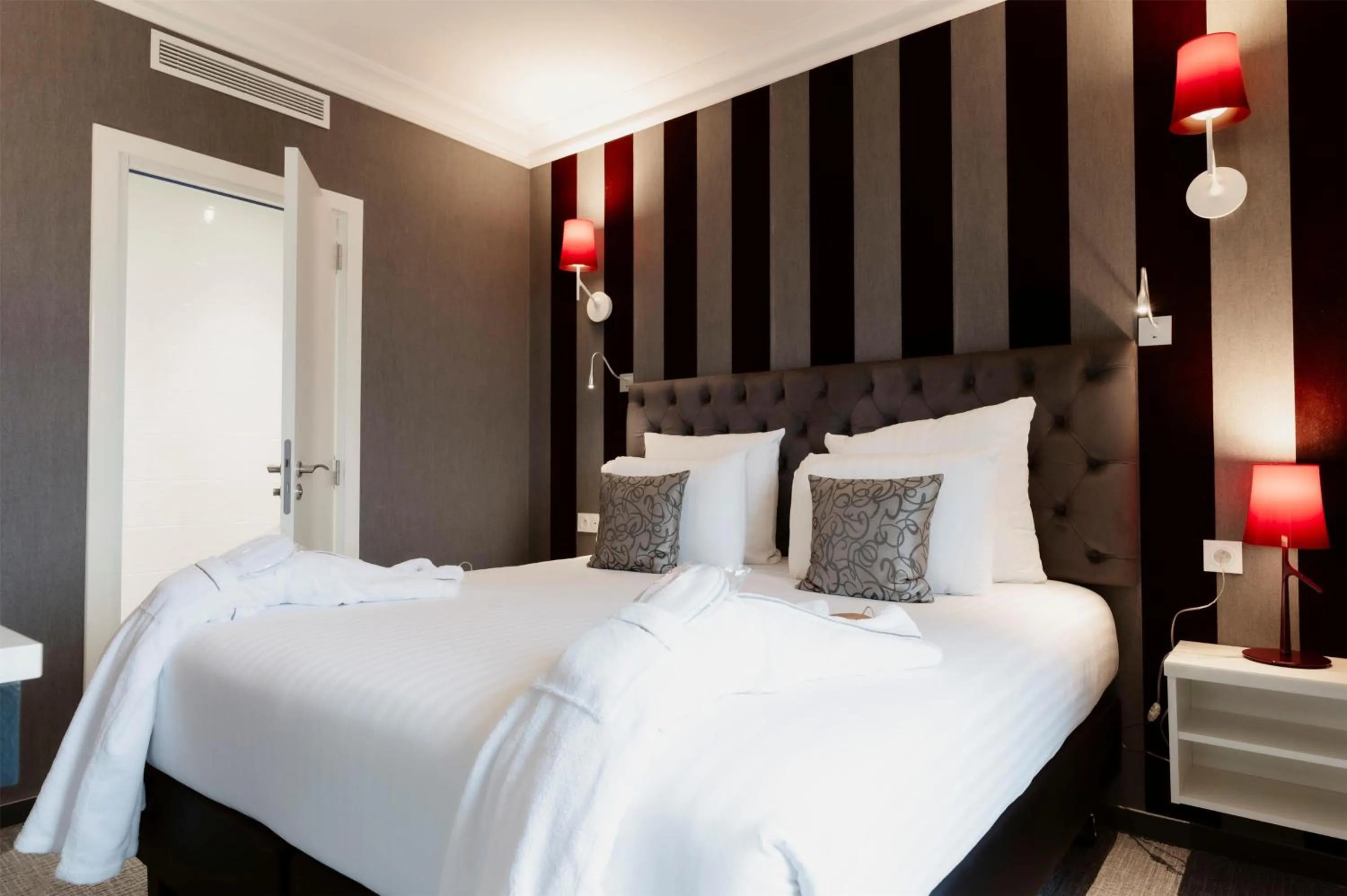 Bed in Hotel Dali Val d'Europe, Tapestry Collection by Hilton