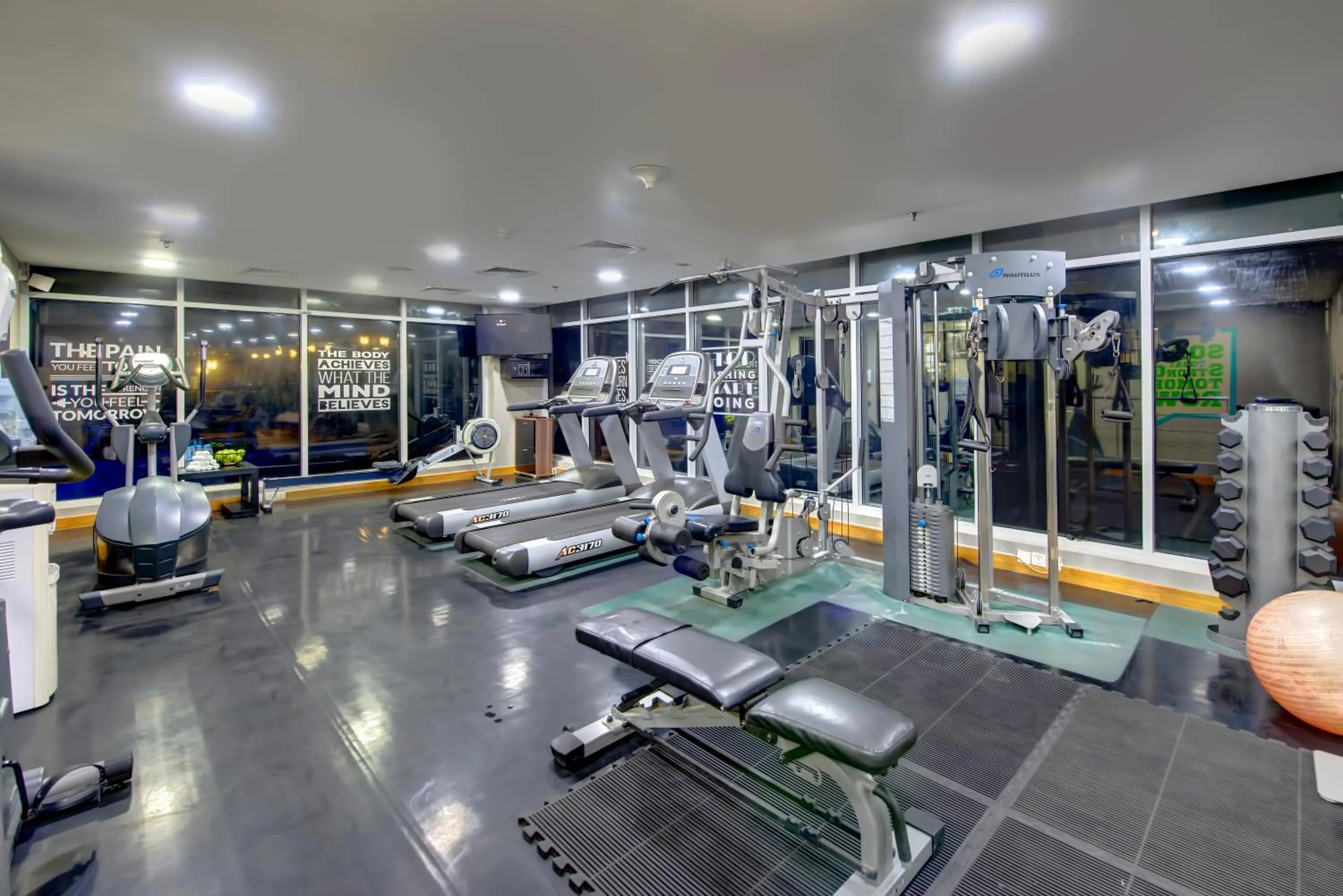 Swimming pool in Grandeur Hotel Al Barsha