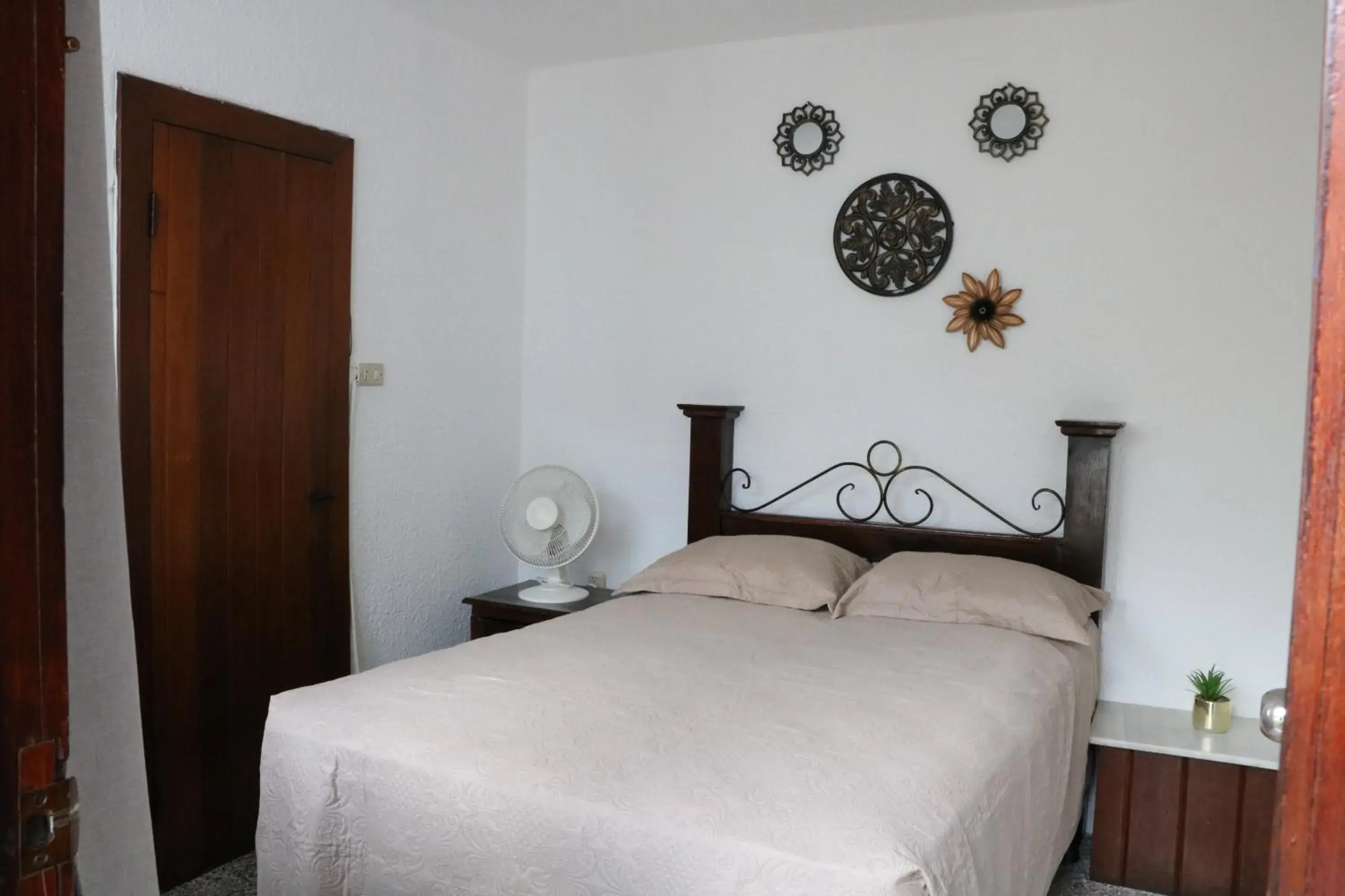 Single Room with Private Bathroom in Hostal Los Volcanes Single Room with Private Bathroom in Hostal Los Volcanes