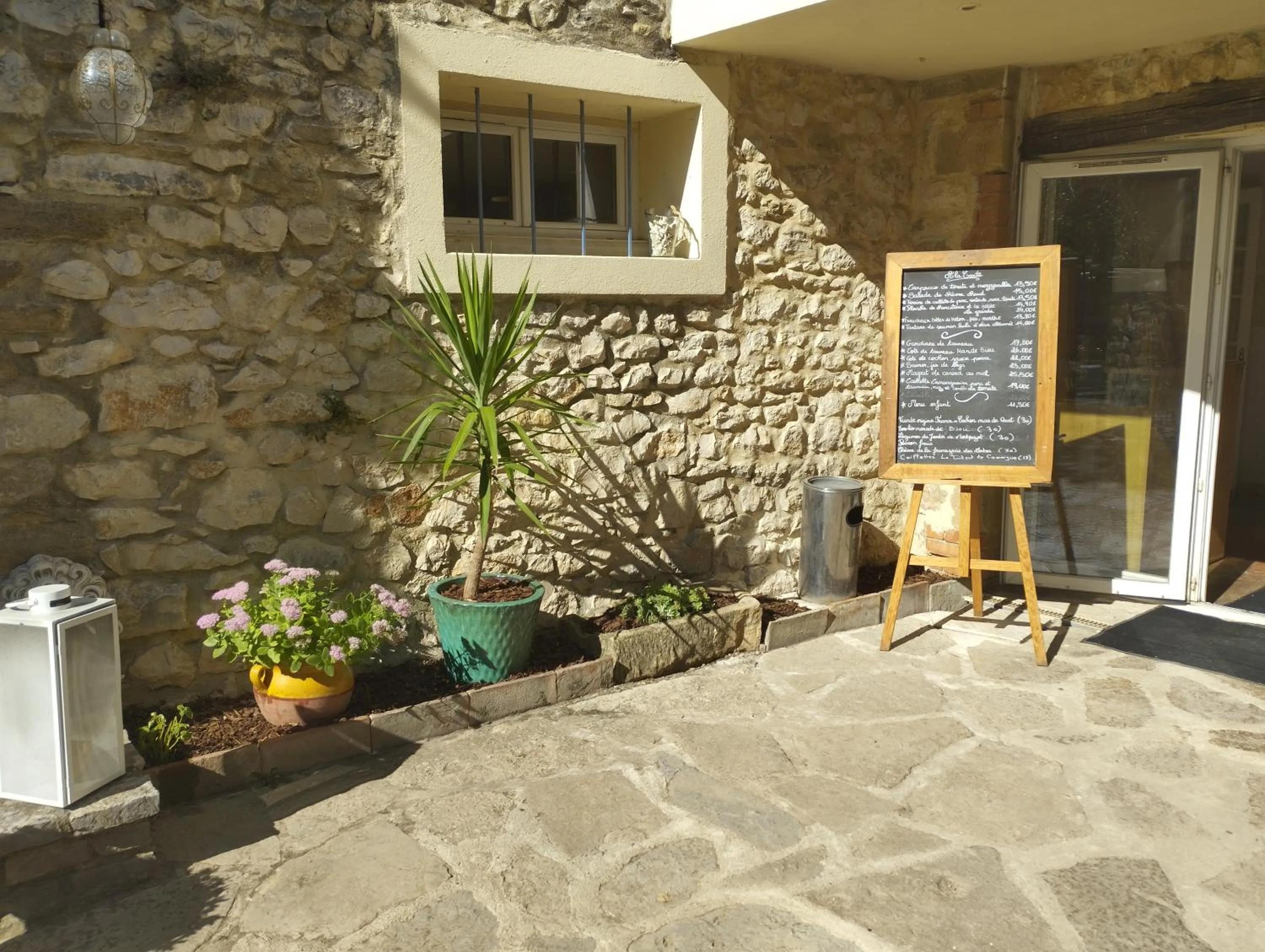 Garden in Logis Hotel Restaurant L'Esquielle