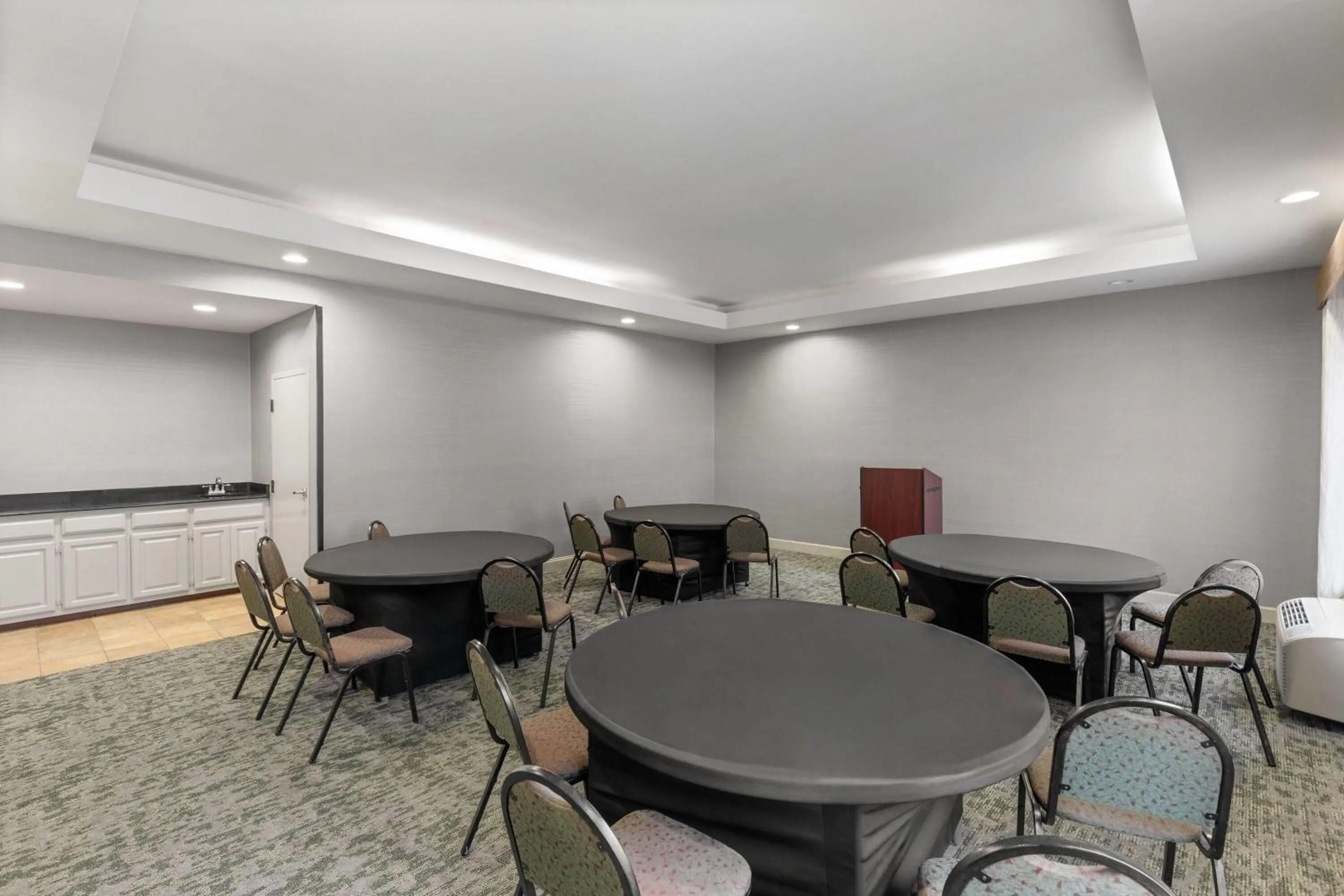 Meeting/conference room in Wingate by Wyndham Greensboro-Coliseum