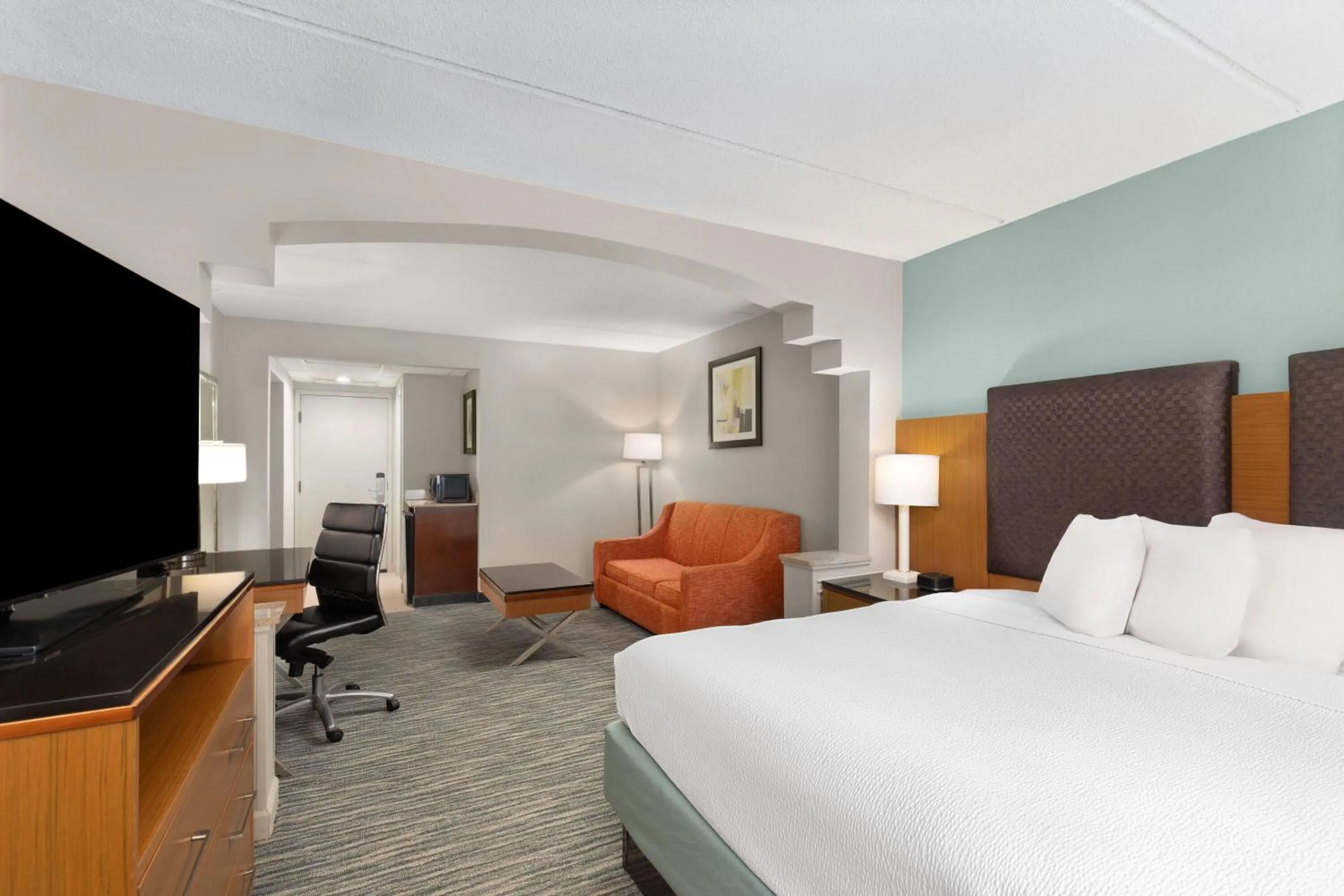Photo of the whole room, Bed in Wingate by Wyndham Greensboro-Coliseum