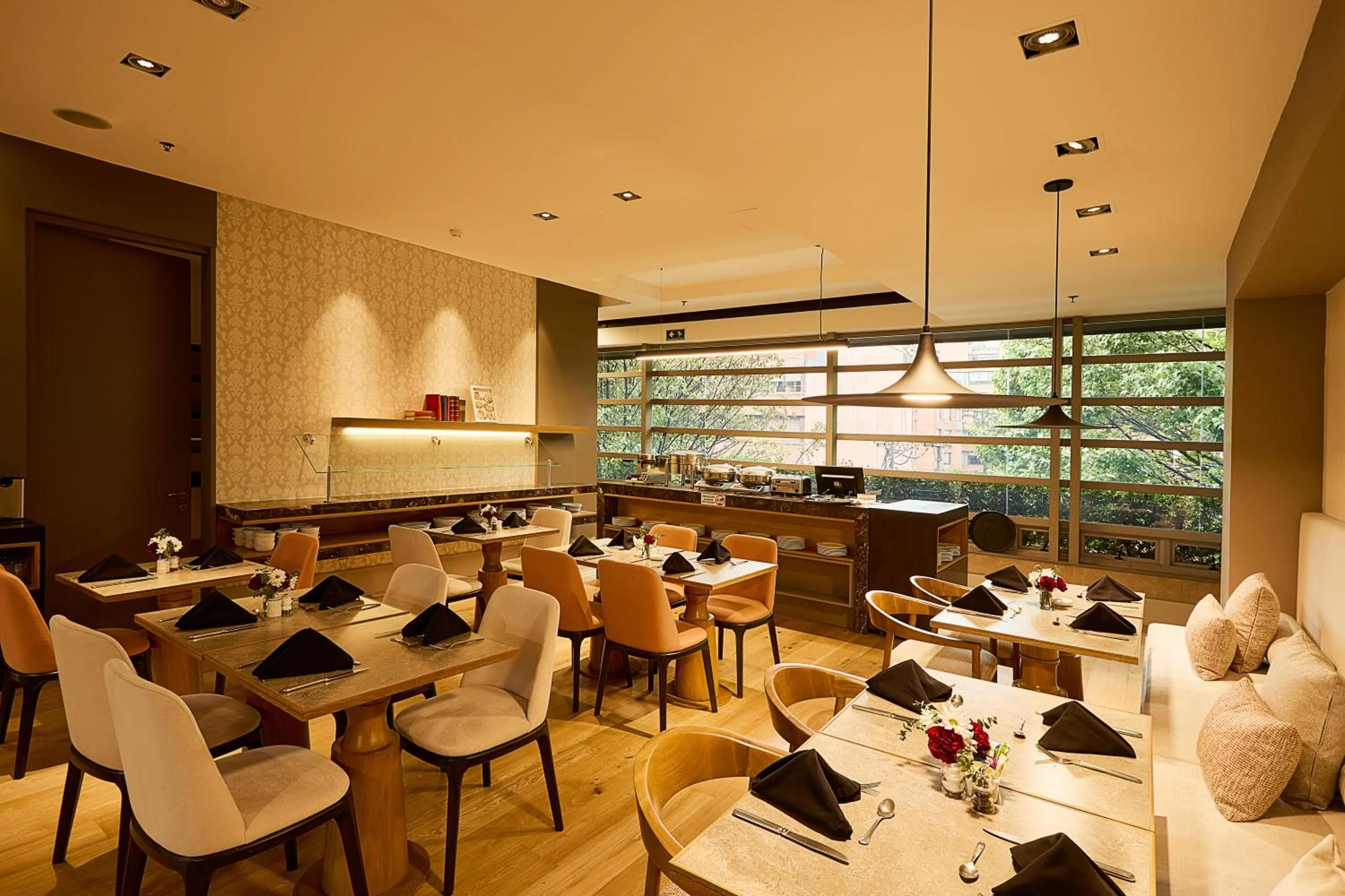 Restaurant/places to eat in EK Hotel By Preferred Hotels Group